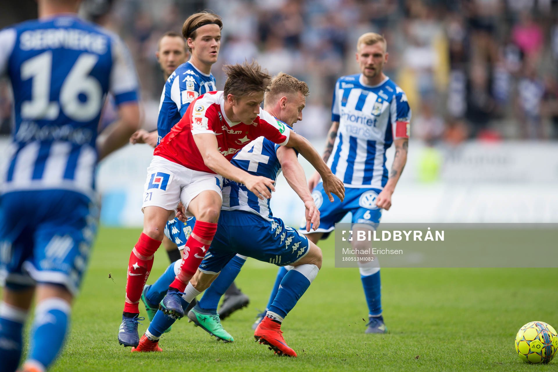 Norrköpings Simon Thern i kamp med IFK Göteborgs Sebastian Ohlsson under fotbollsmatchen i allsvenskan mellan IFK Göteborg och Norrköping den 13 maj 2018 i Göteborg.