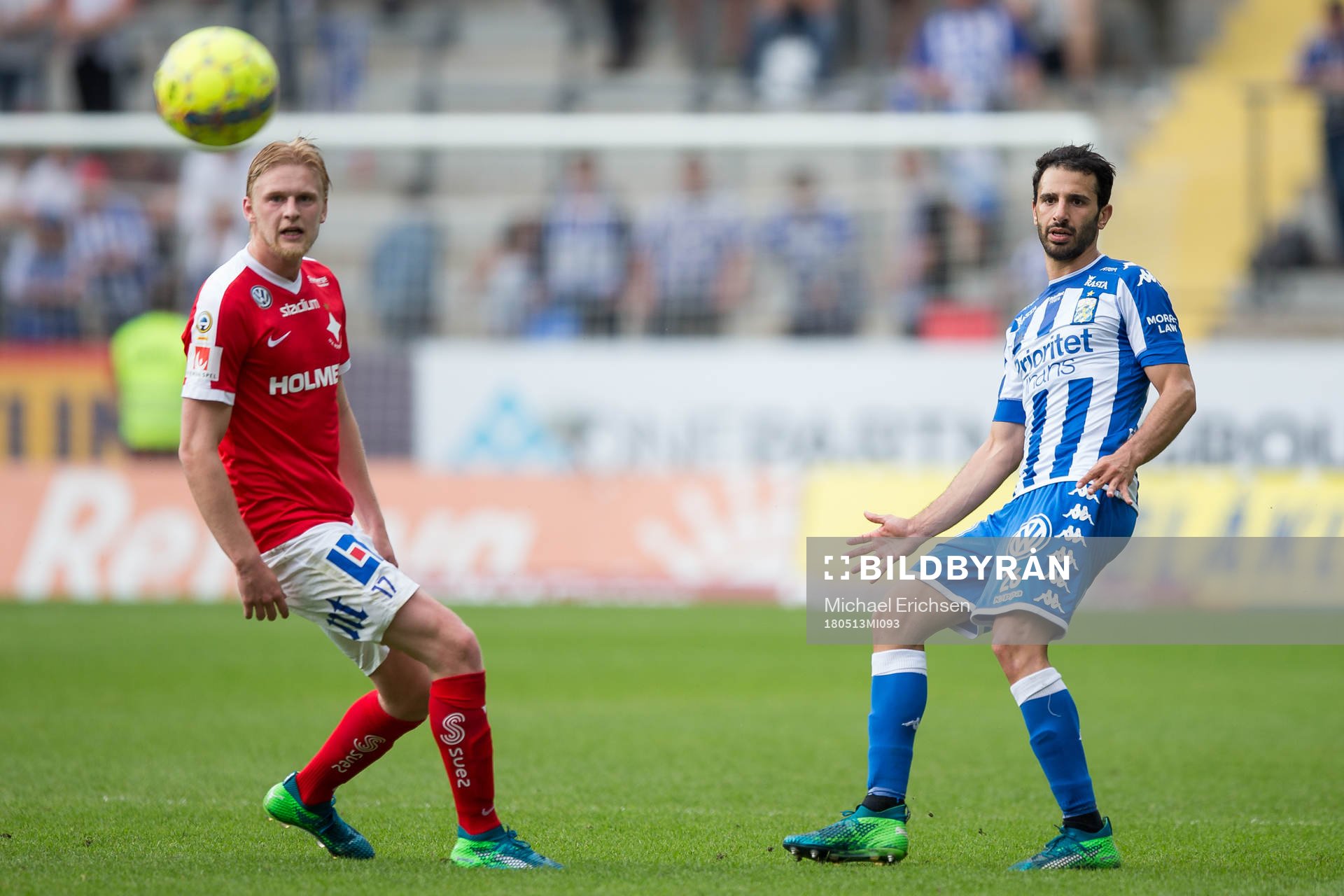 IFK Göteborgs André Calisir slår en passning