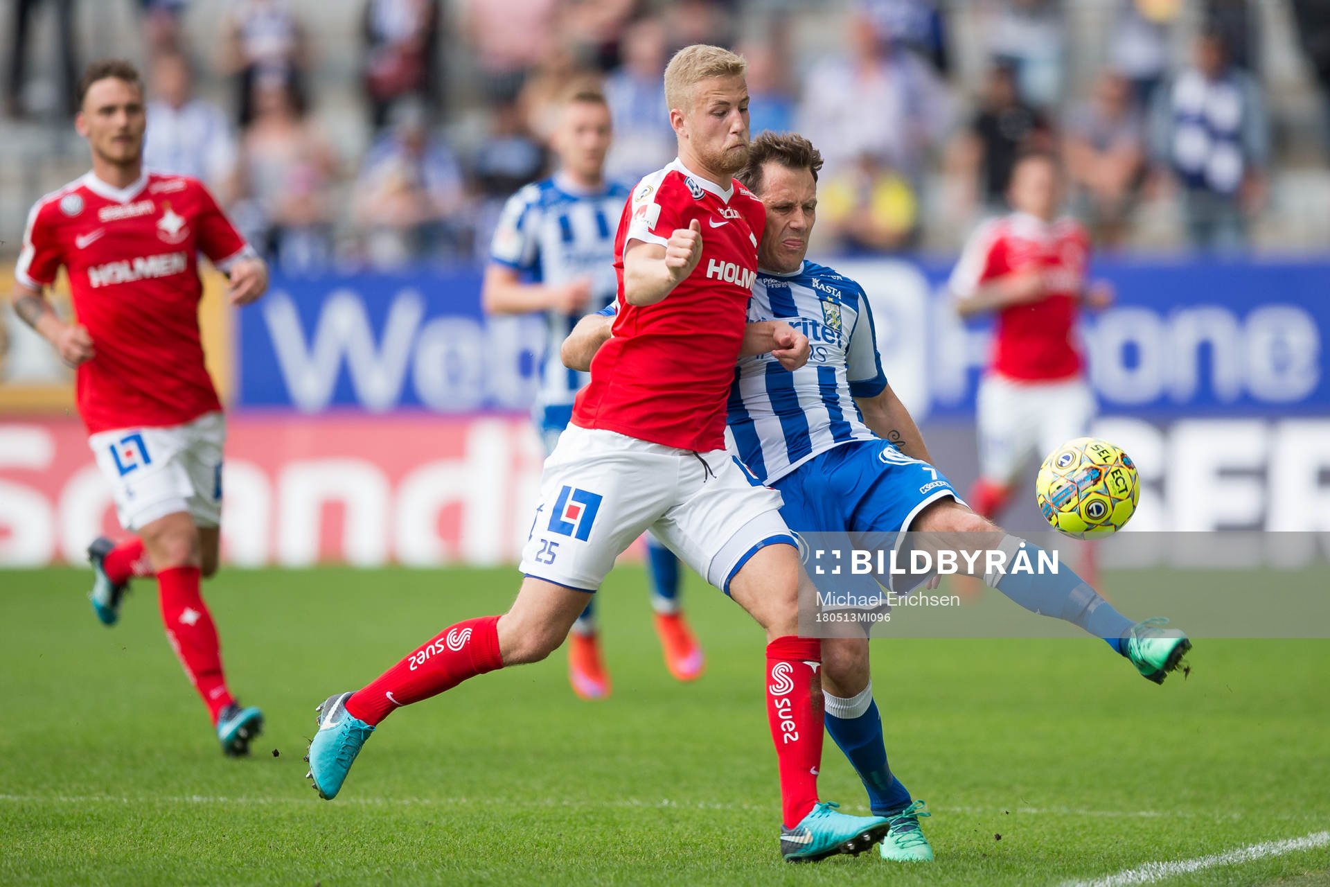 Norrköpings Filip Dagerstål tacklar IFK Göteborgs Tobias