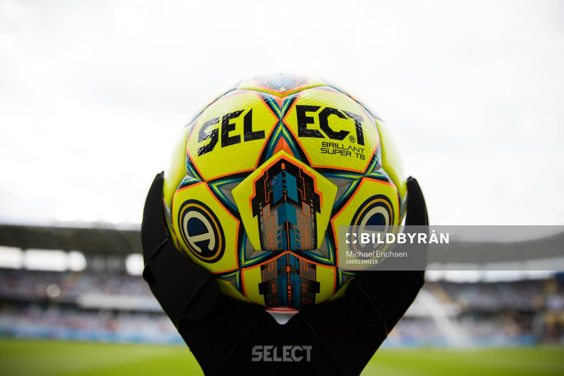 Matchbollen på ett podie innan fotbollsmatchen i