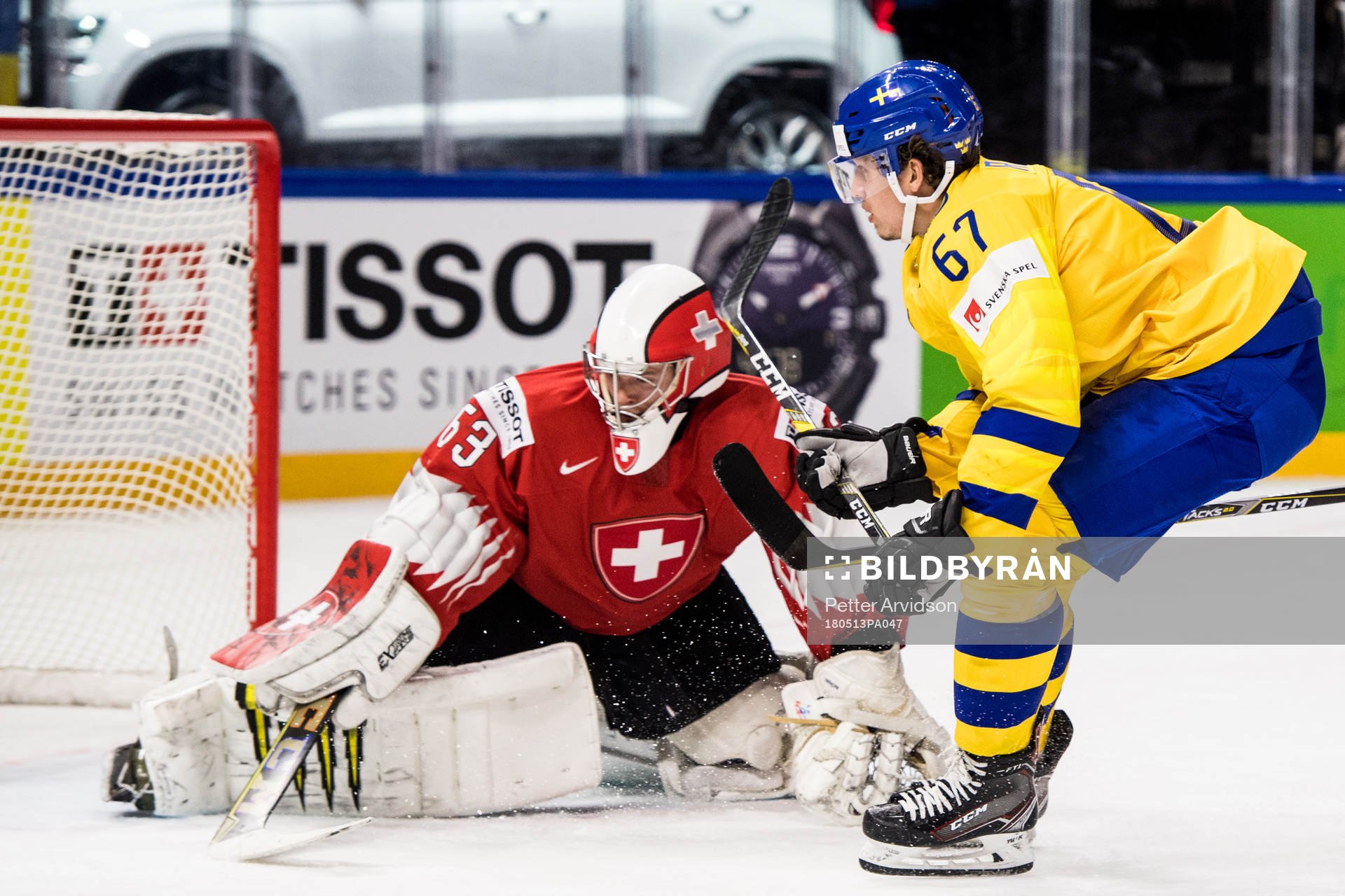 Sveriges Rickard Rakell oroar mot Schweiz målvakt Leonardo
