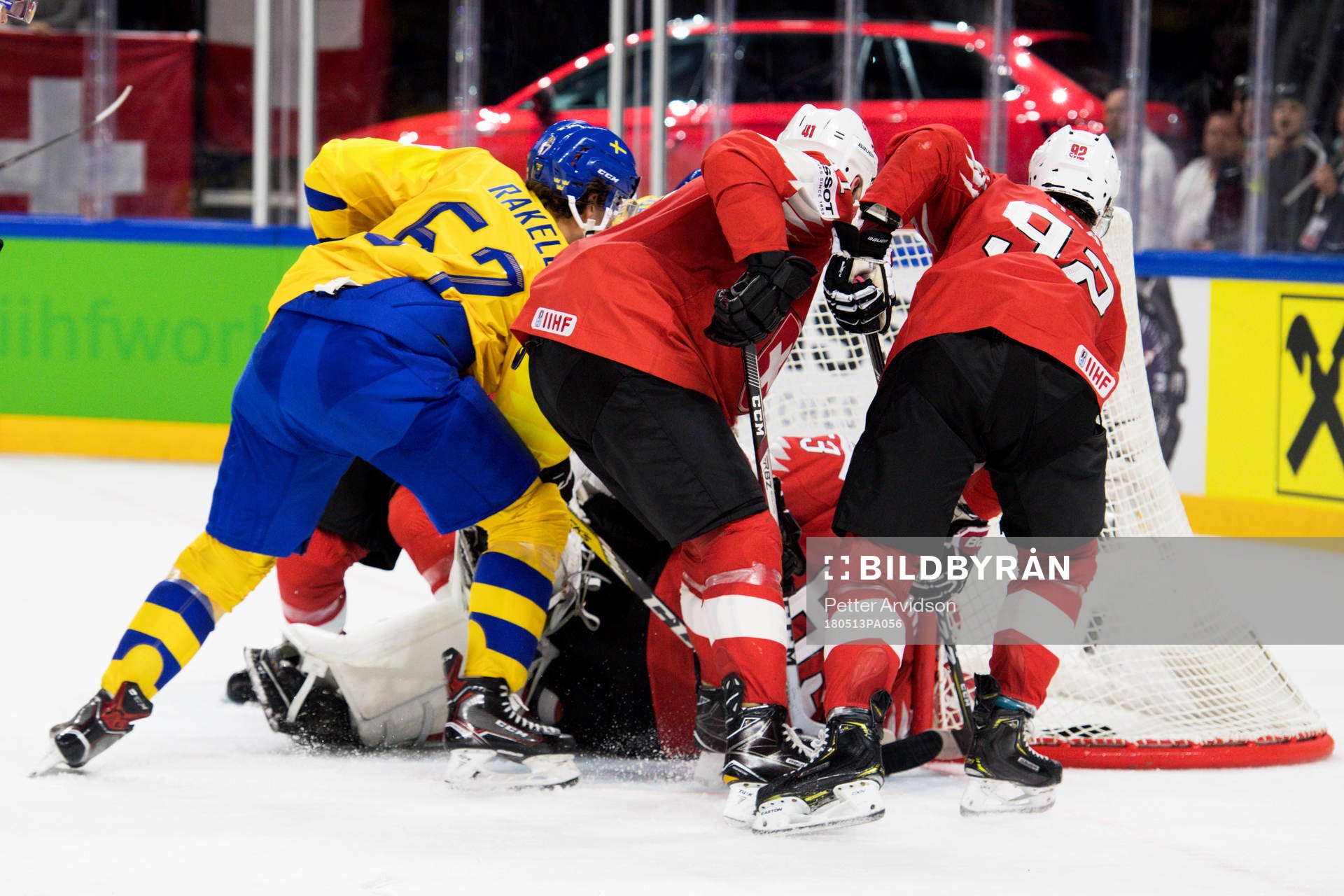 Sveriges Rickard Rakell oroar framför Schweiz målvakt