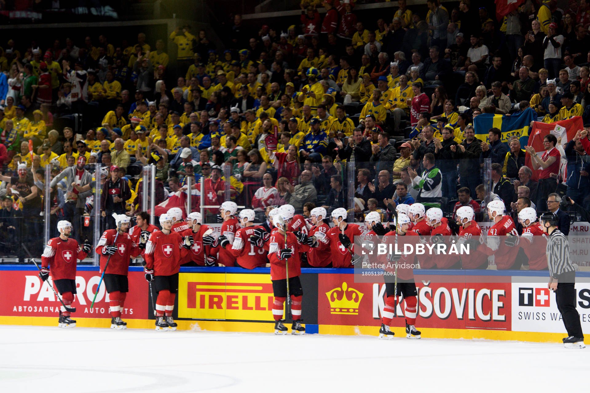 Schweiz Ramon Untersander jublar med lagkamrater