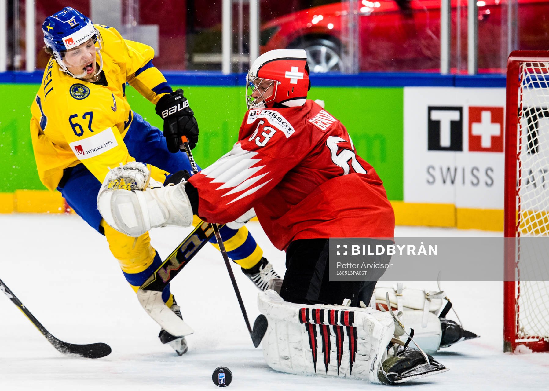 Sveriges Rickard Rakell oroar mot Schweiz målvakt Leonardo