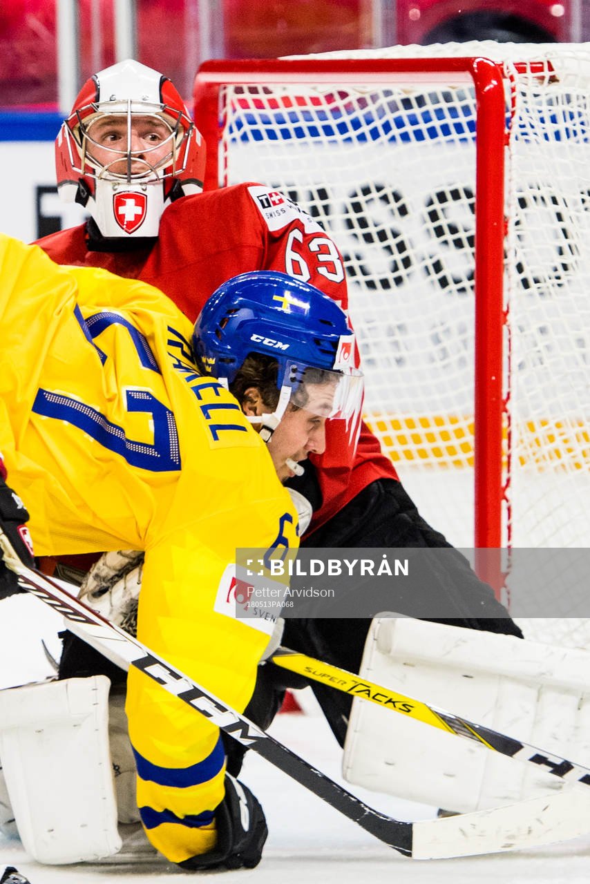 Sveriges Rickard Rakell oroar mot Schweiz målvakt Leonardo