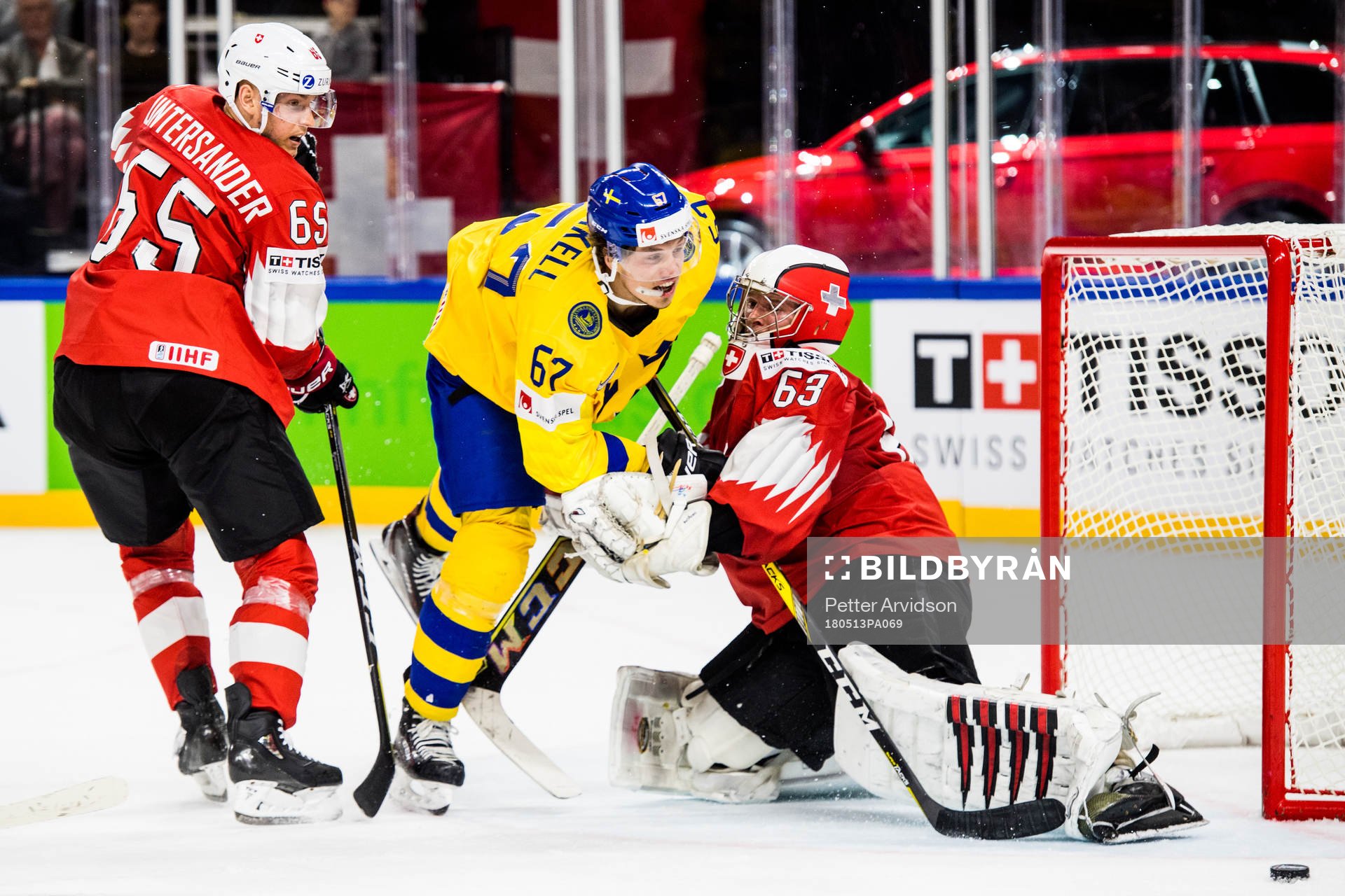 Sveriges Rickard Rakell oroar mot Schweiz målvakt Leonardo