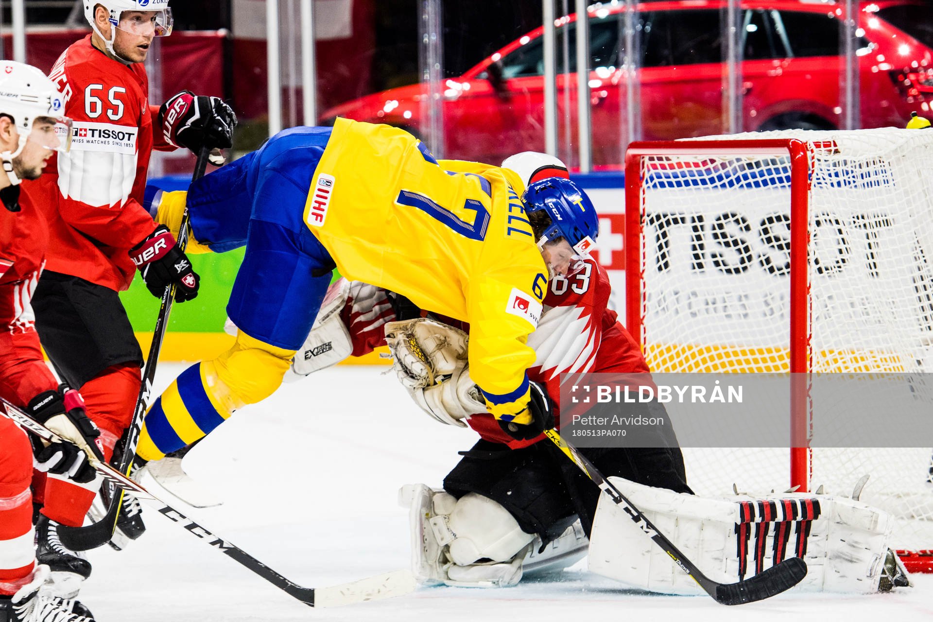 Sveriges Rickard Rakell oroar mot Schweiz målvakt Leonardo