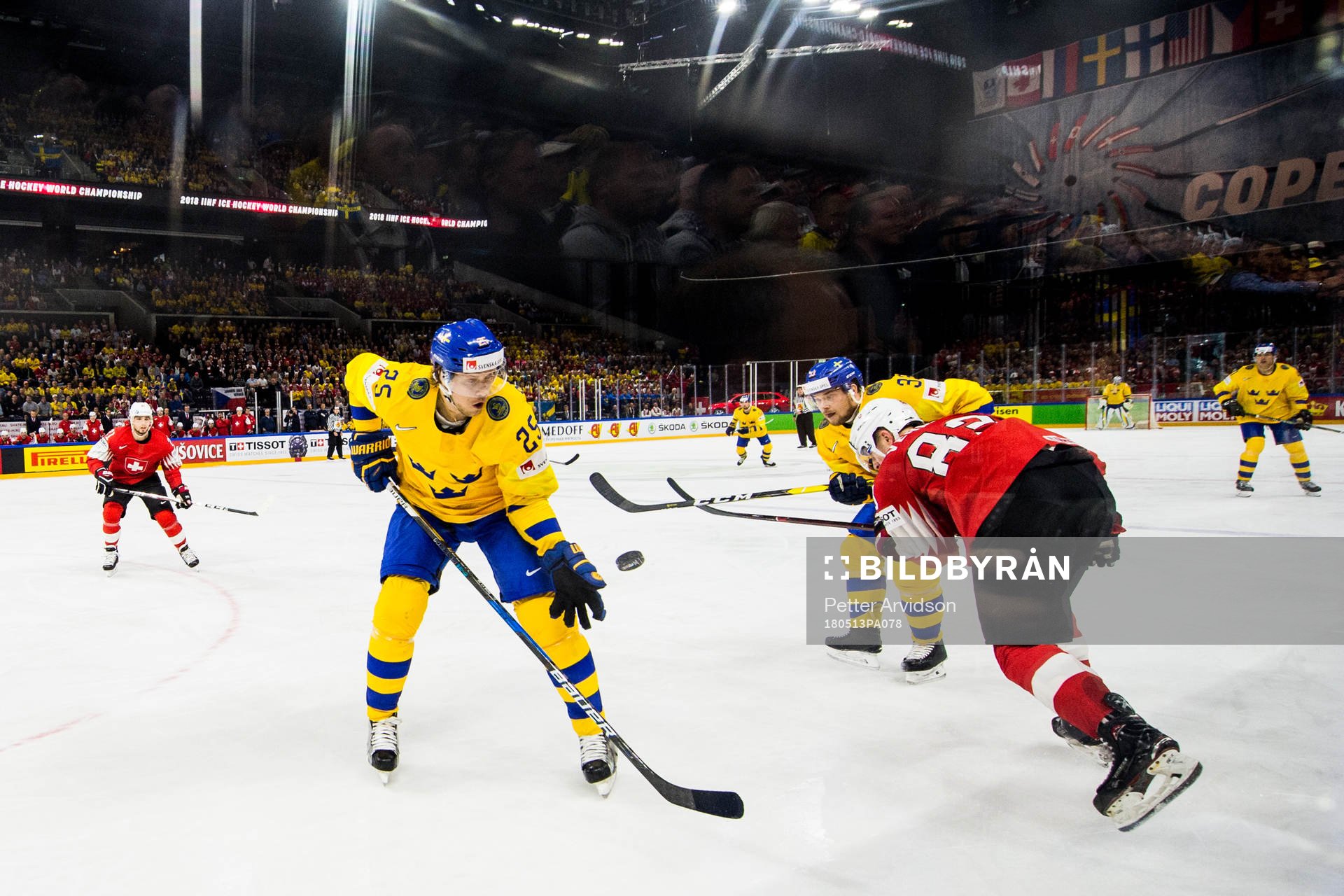 Sveriges Jacob de la Rose plockar ner pucken