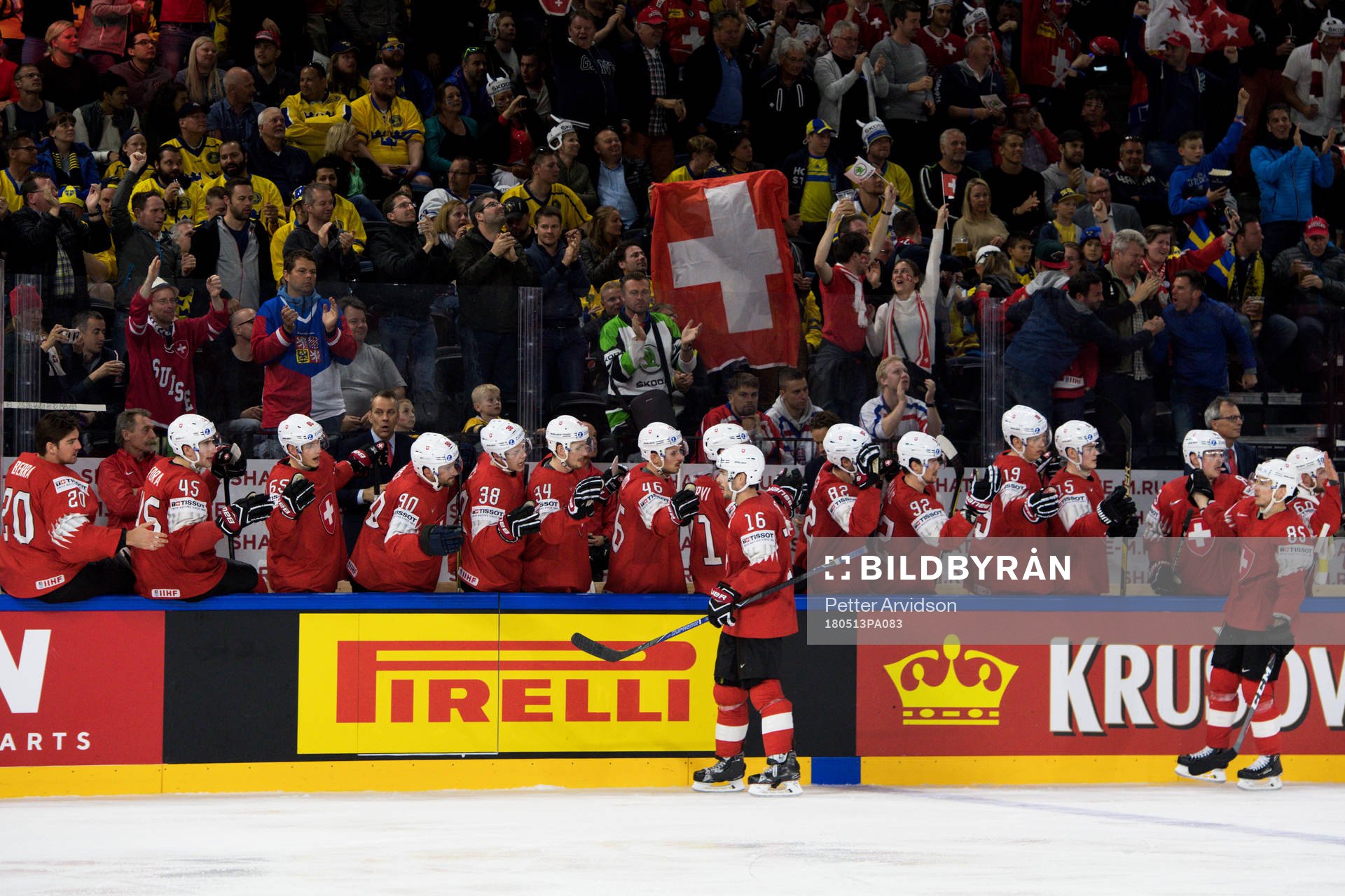 Schweiz Raphael Diaz jublar med lagkamrater