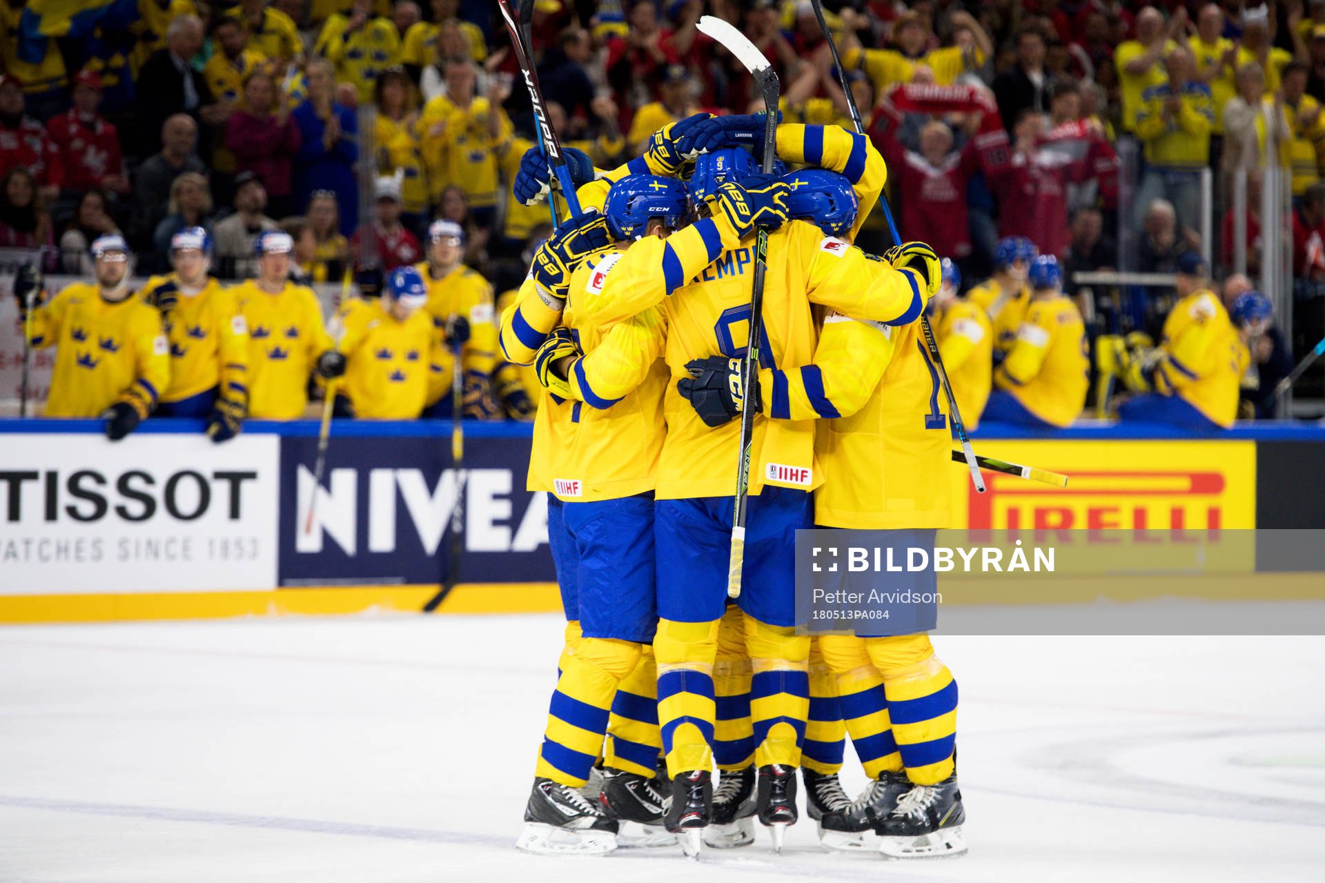 Sveriges Adam Larsson jublar med lagkamrater
