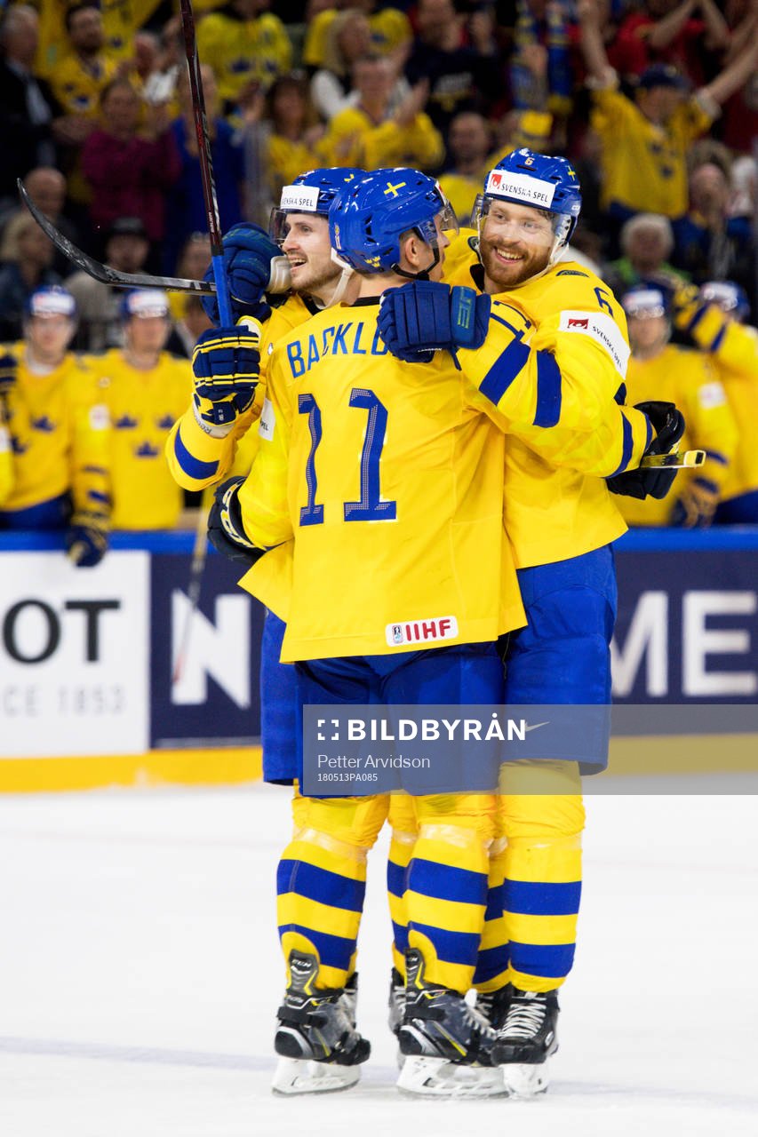 Sveriges Adam Larsson jublar med lagkamrater