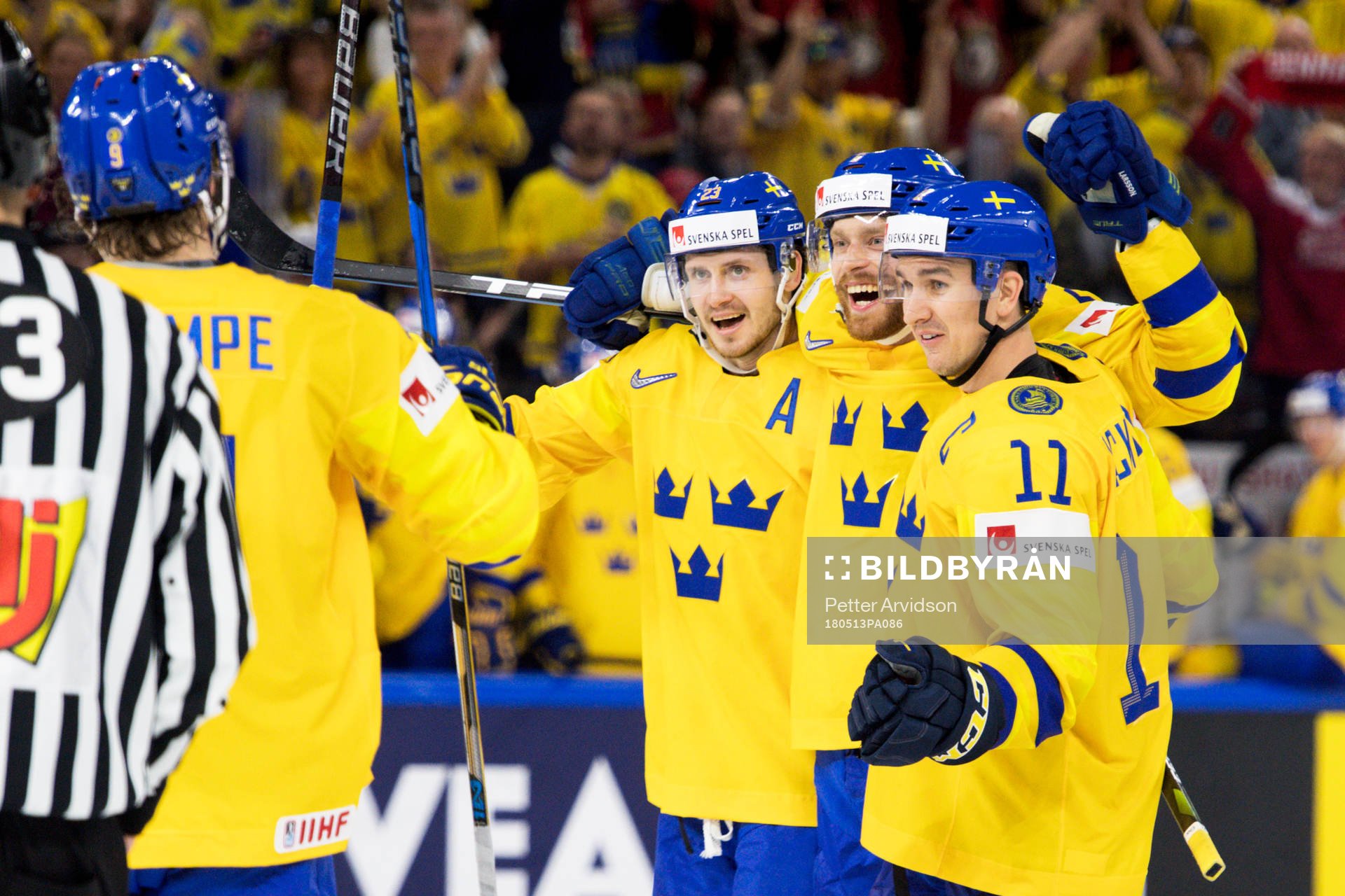 Sveriges Adam Larsson jublar med lagkamrater