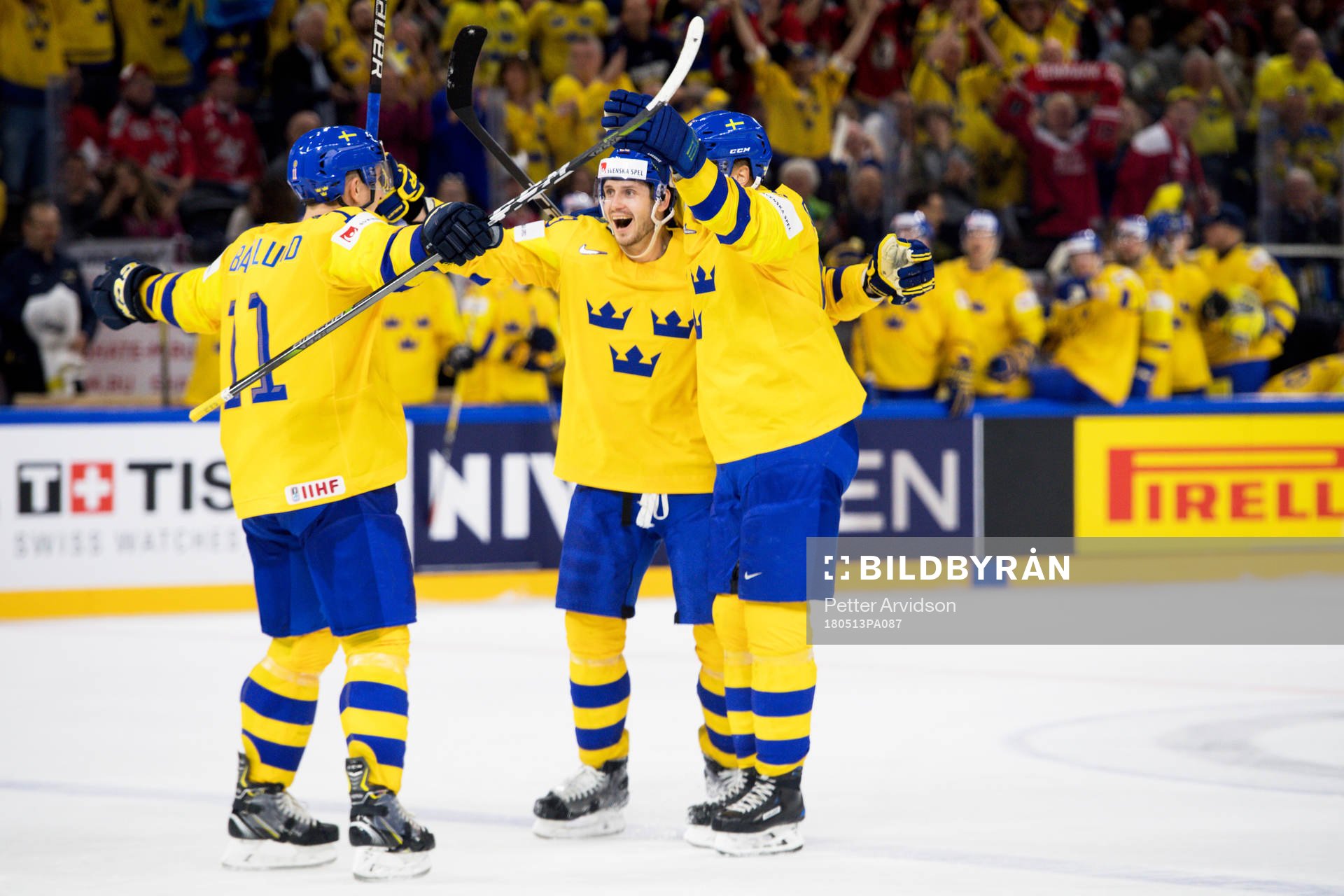 Sveriges Adam Larsson jublar med lagkamrater