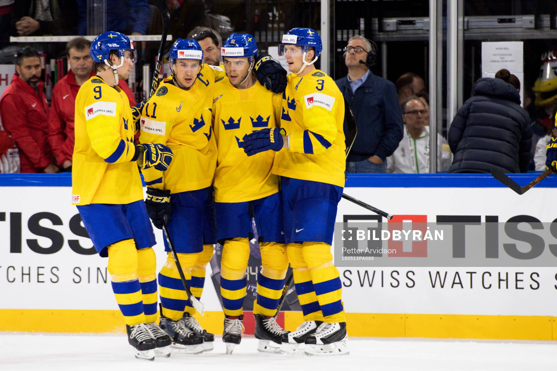 Sveriges Magnus Pääjärvi-Svensson jublar med lagkamrater