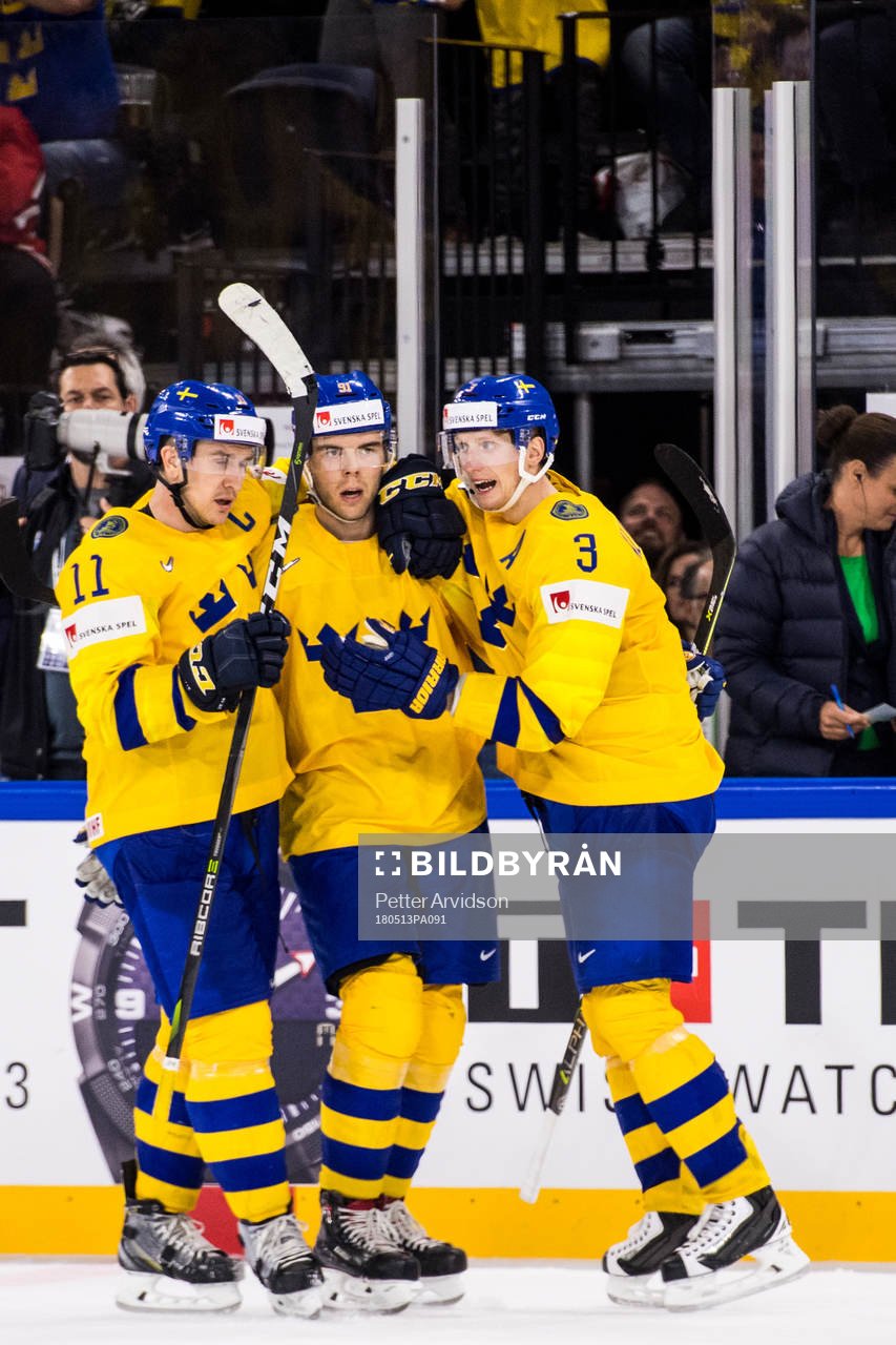 Sveriges Mikael Backlund och John Klingberg jublar med