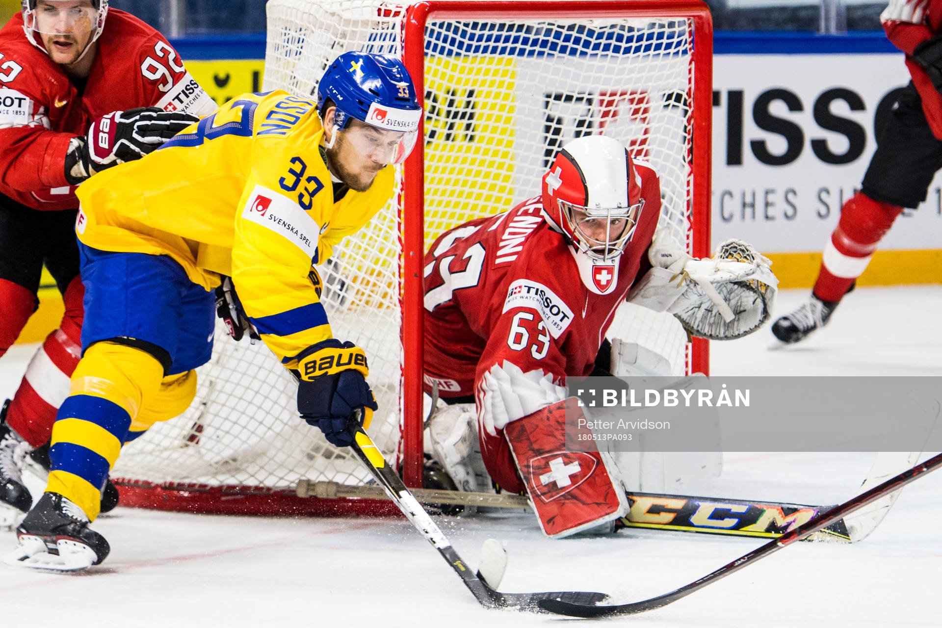 Sveriges Viktor Arvidsson oroar mot Schweiz målvakt