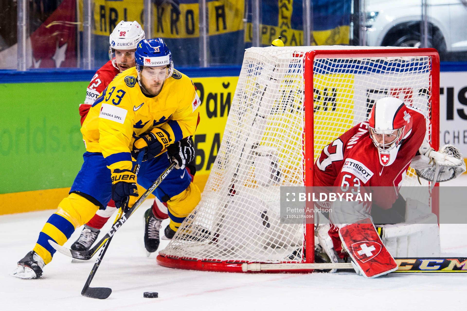 Sveriges Viktor Arvidsson oroar mot Schweiz Gaetan Haas och
