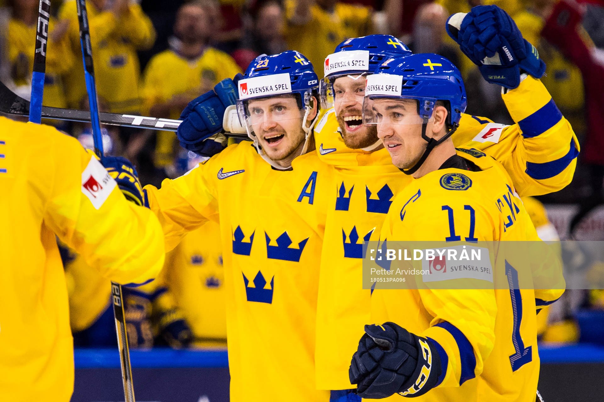 Sveriges Adam Larsson jublar med Oliver Ekman Larsson och