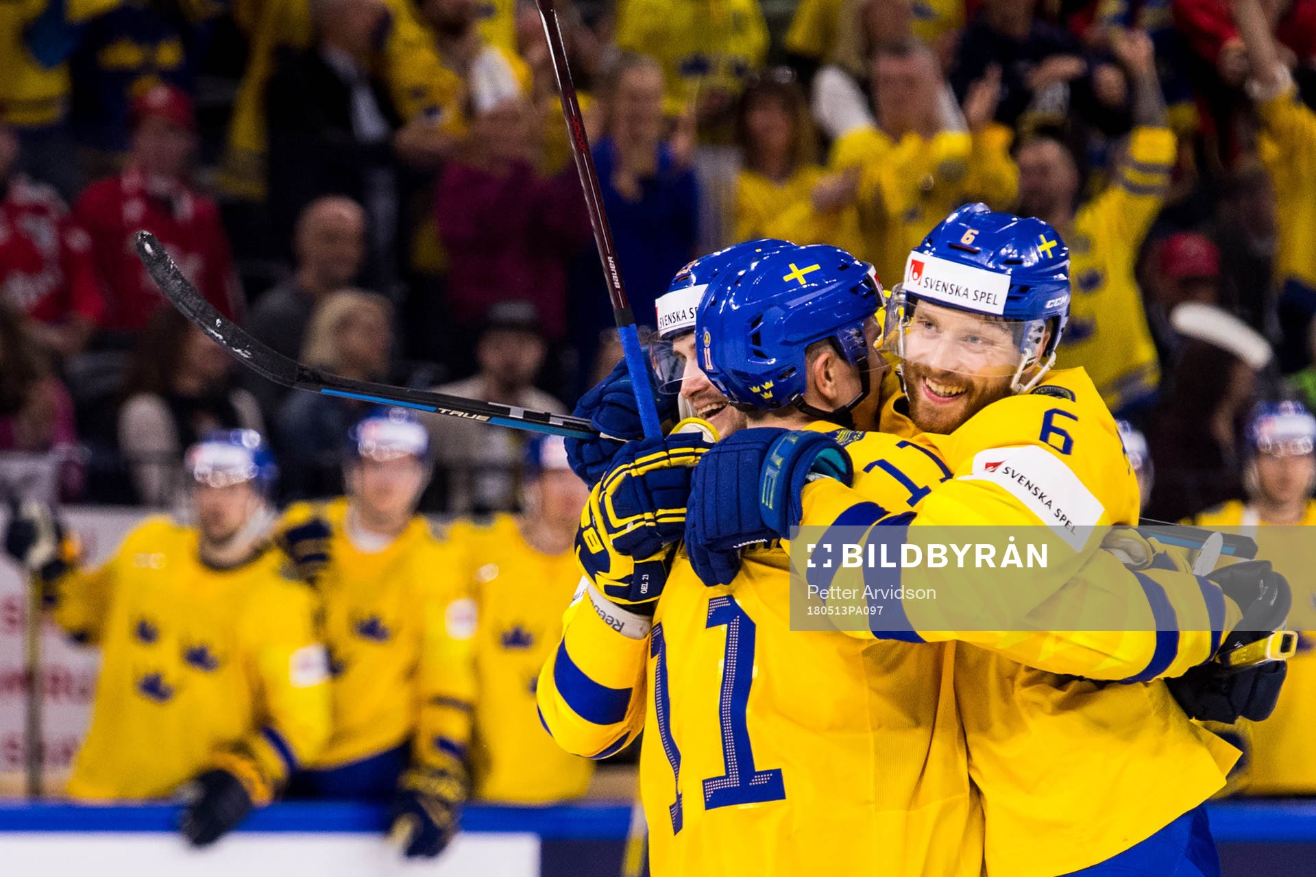 Sveriges Adam Larsson jublar med Mikael Backlund