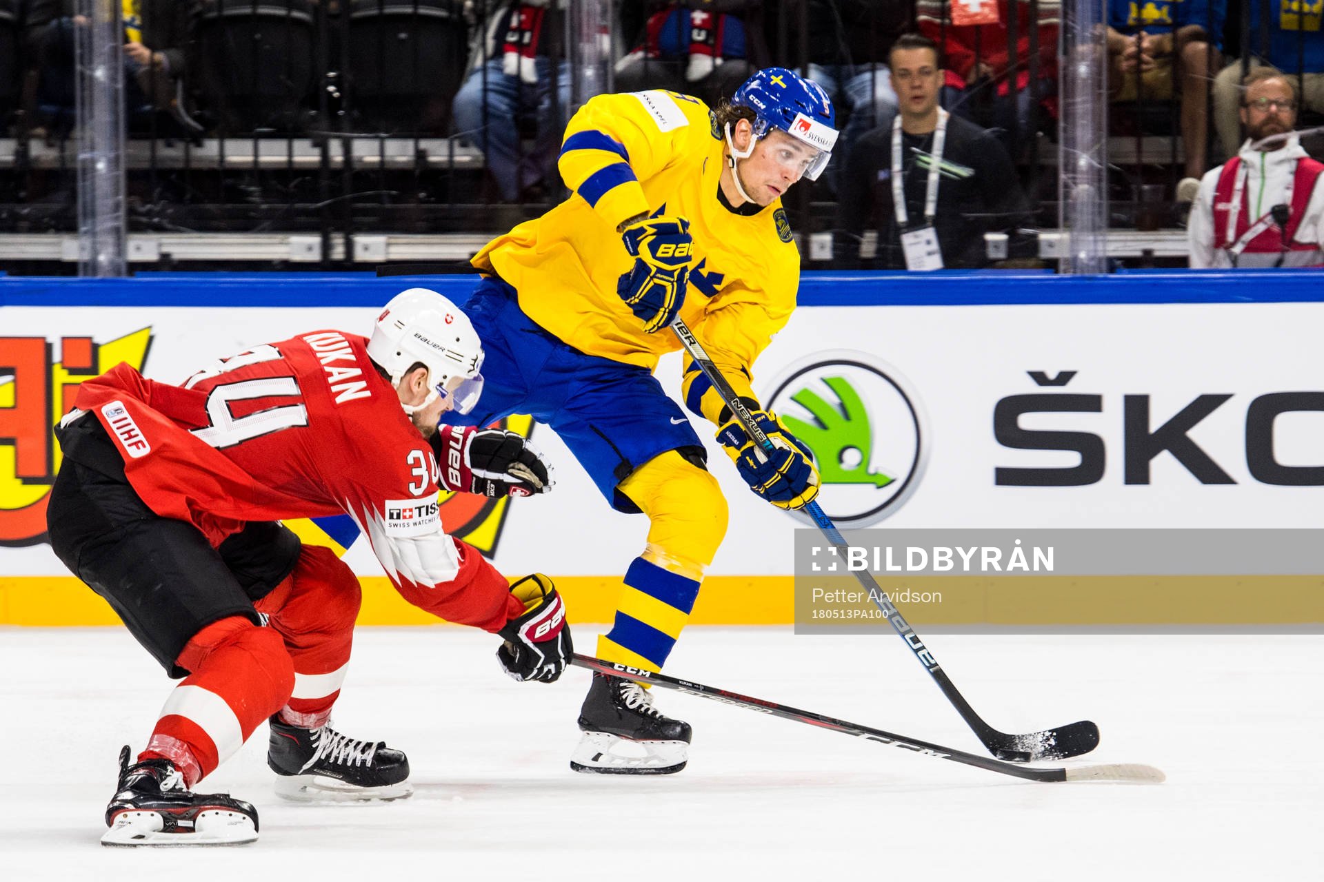 Sveriges Adrian Kempe och Schweiz Dean Kukan