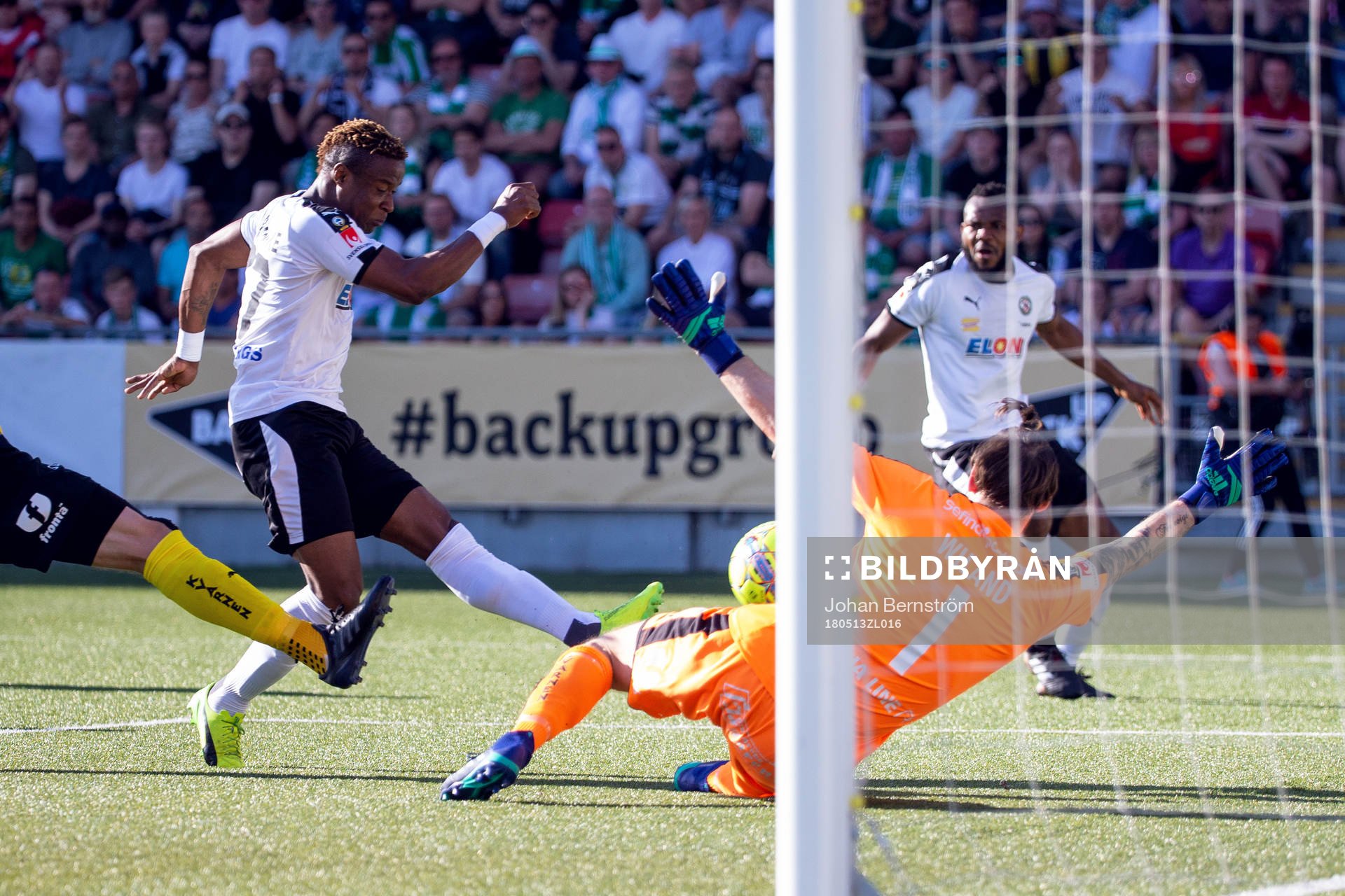 Örebros Kennedy Igboananike gör 1-0