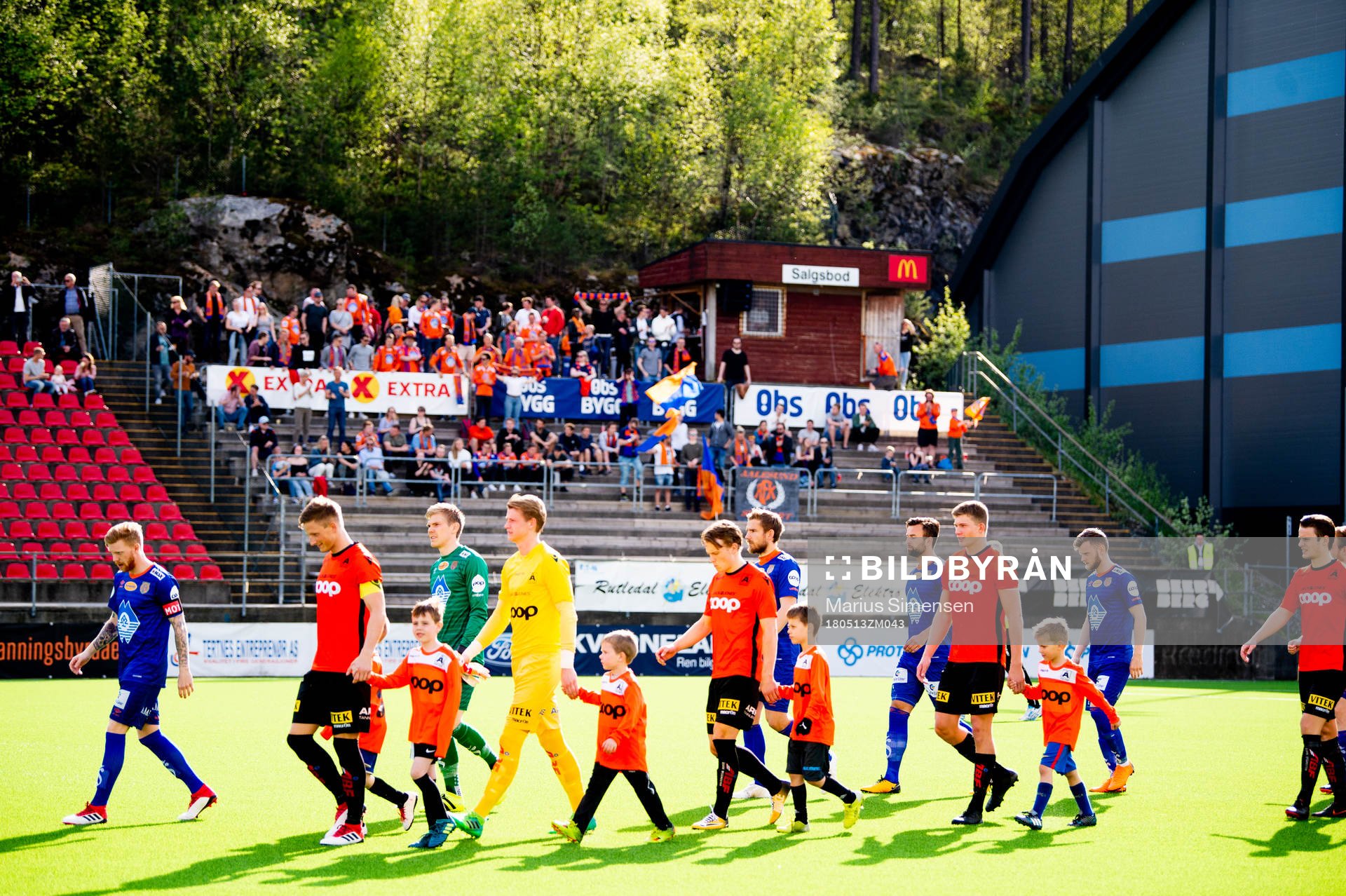 The players enter the pitch