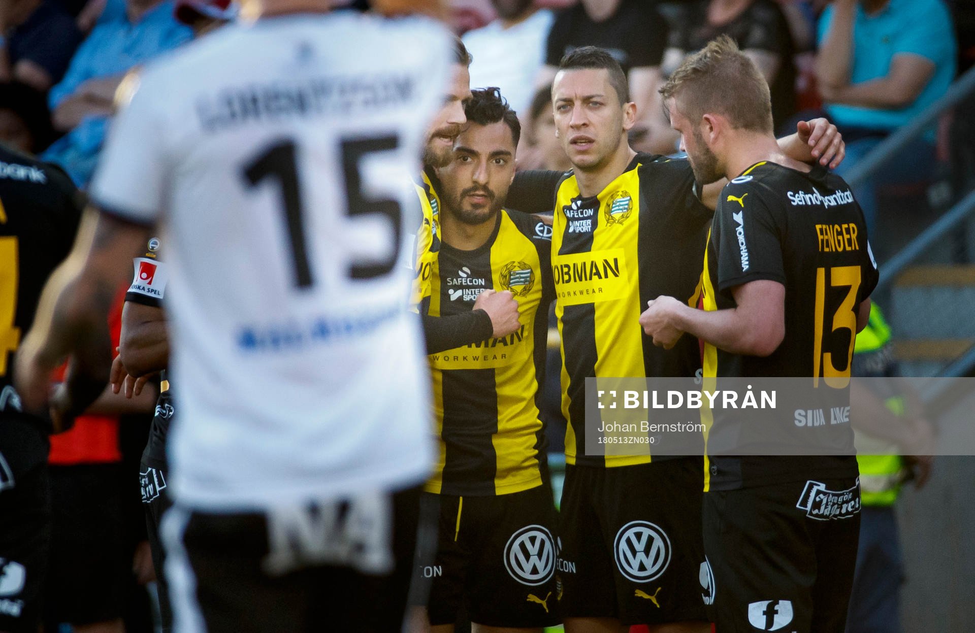 Hammarbys Jiloan Hamad gör 1-2 och jublar med Nicola Djurdjic under fotbollsmatchen i Allsvenskan mellan Örebro och Hammarby den 13 maj 2018 i Örebro.