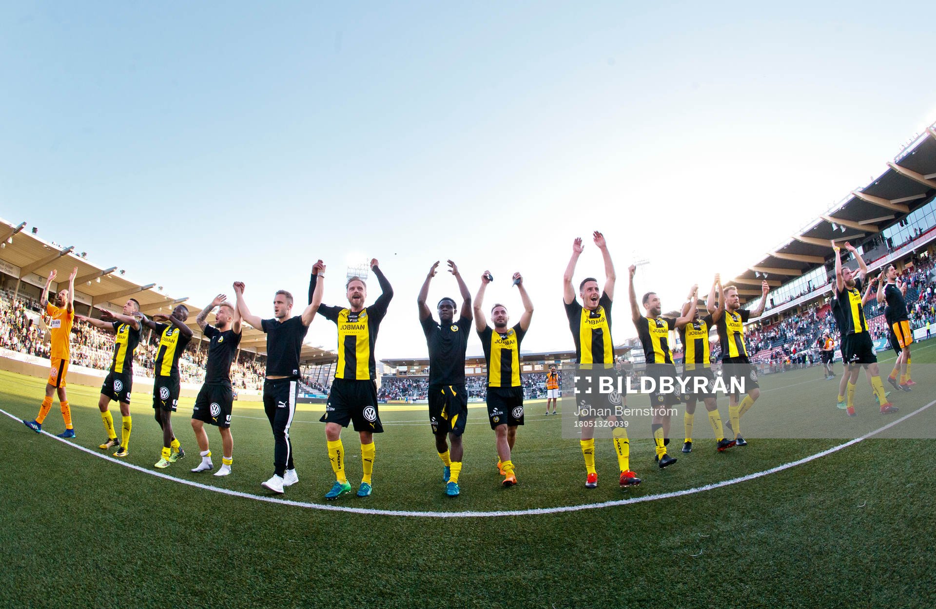 Hammarbyspelarna jublar framför fansen