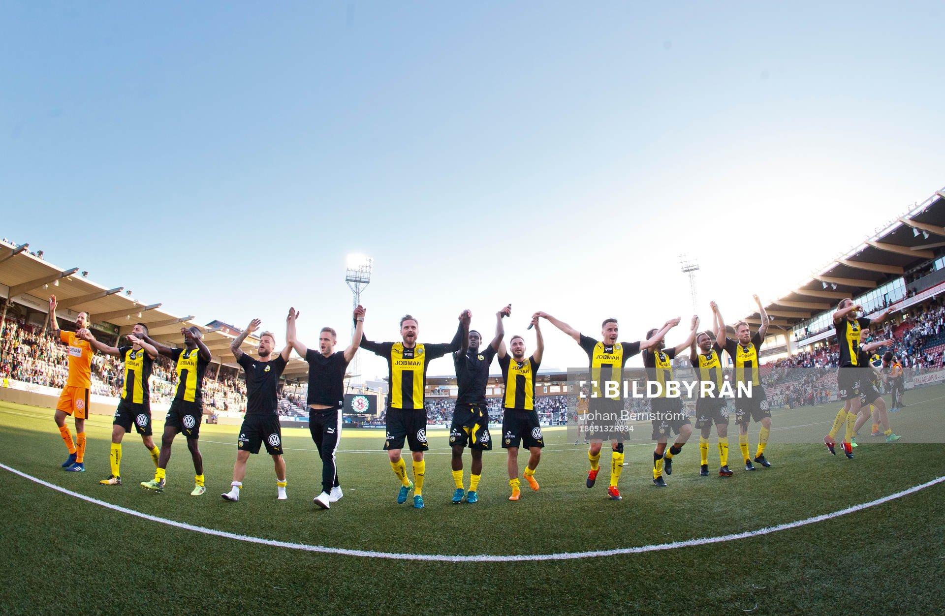 Hammarbyspelarna jublar framför fansen