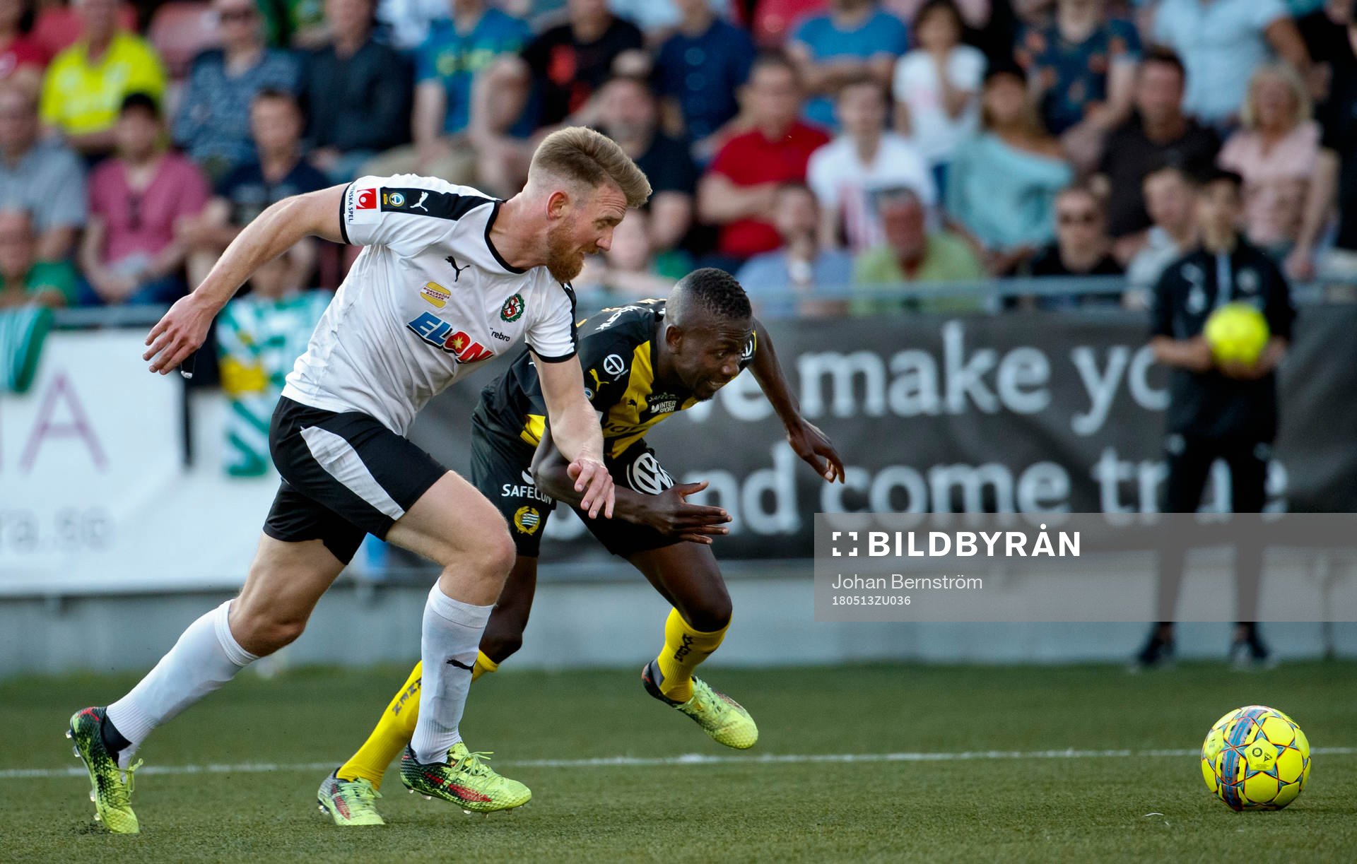 Örebros Michael Almebäck och Hammarbys Pa Amat Dibba