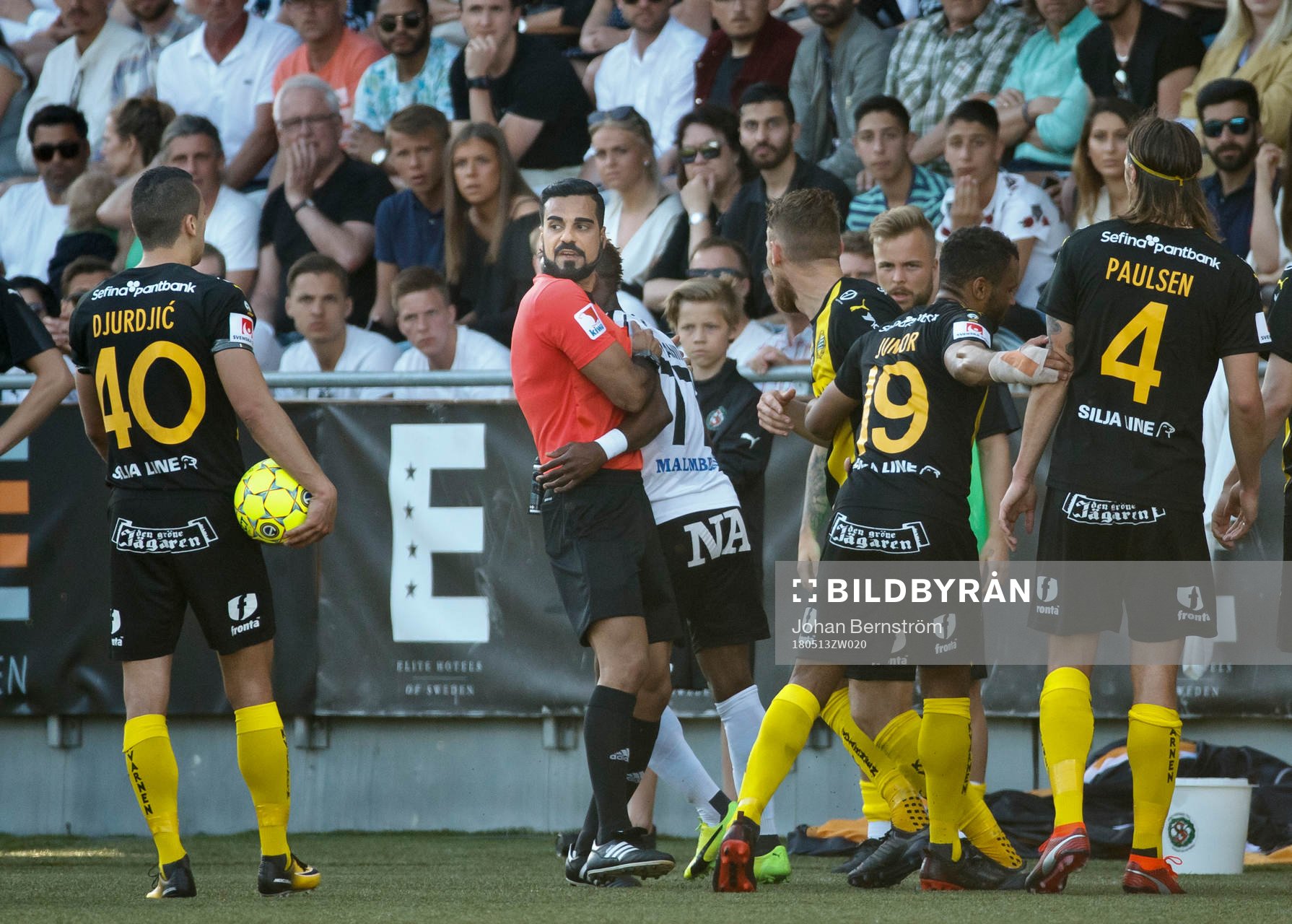 Örebros Kennedy Igboananike innan han får rött kort av