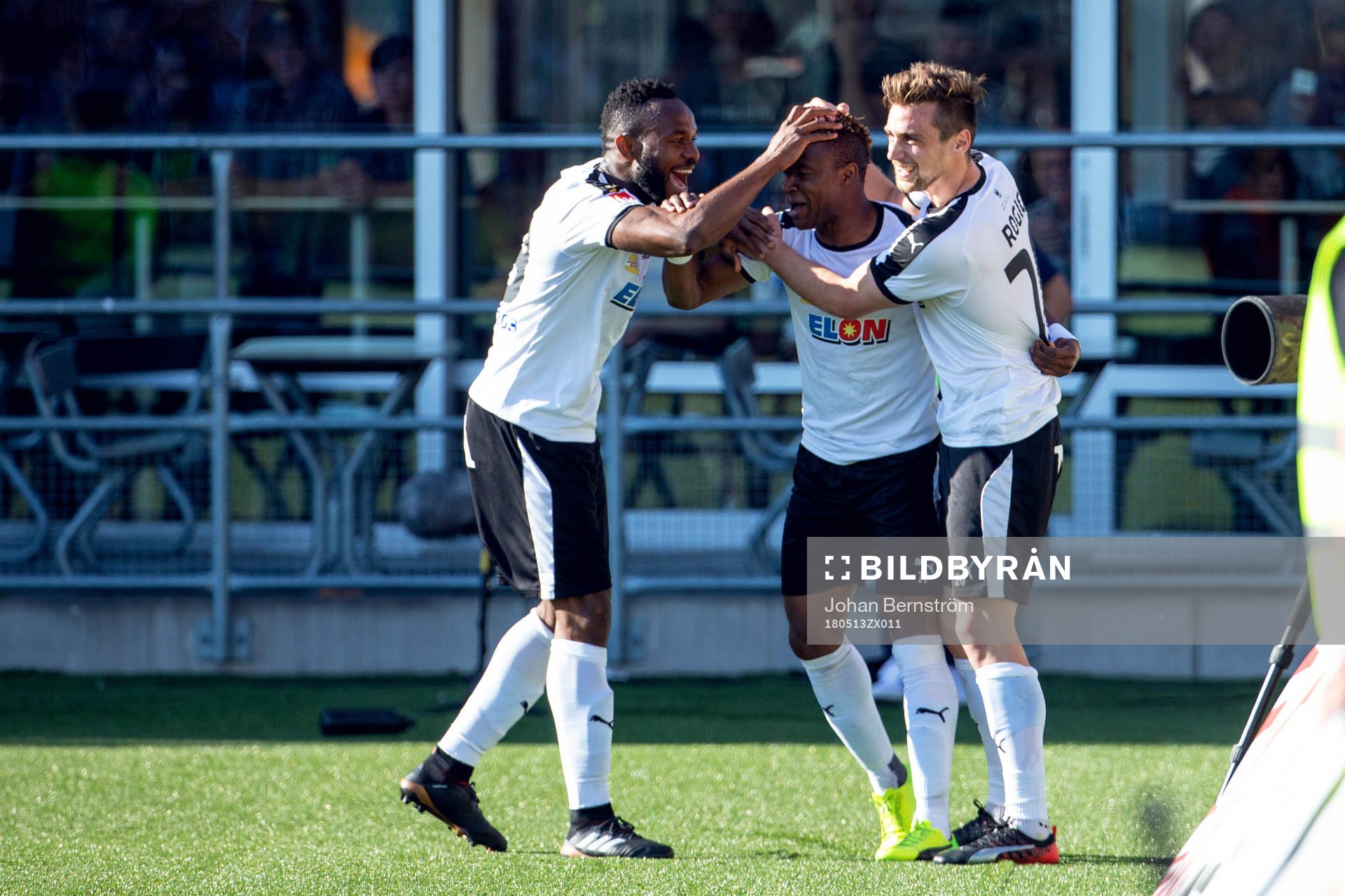 Örebros Kennedy Igboananike jublar