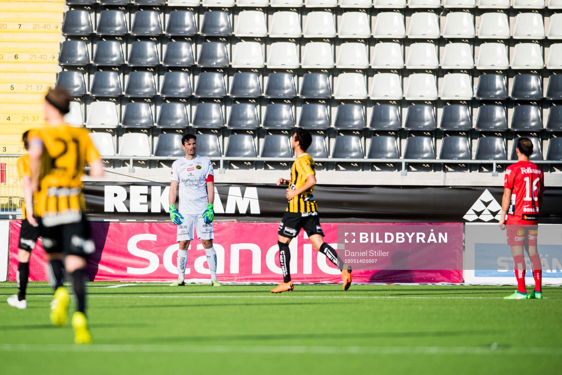 Elfsborgs målvakt Kevin Stuhr Ellegaard och Robert Gojani