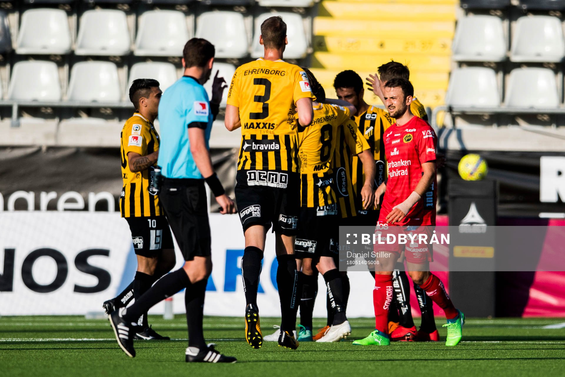 Elfsborgs Robert Gojani deppar framför Häckens spelare