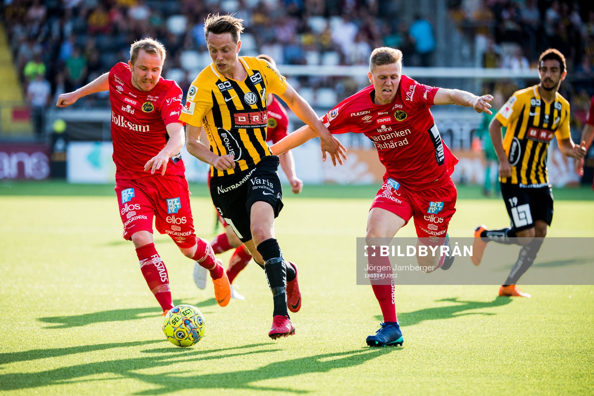 Häckens Viktor Lundberg mellan Elfsborgs Simon Lundevall och Joakim Nilsson under fotbollsmatchen i Allsvenskan mellan Häcken och Elfsborg den 14 maj 2018 i Göteborg.