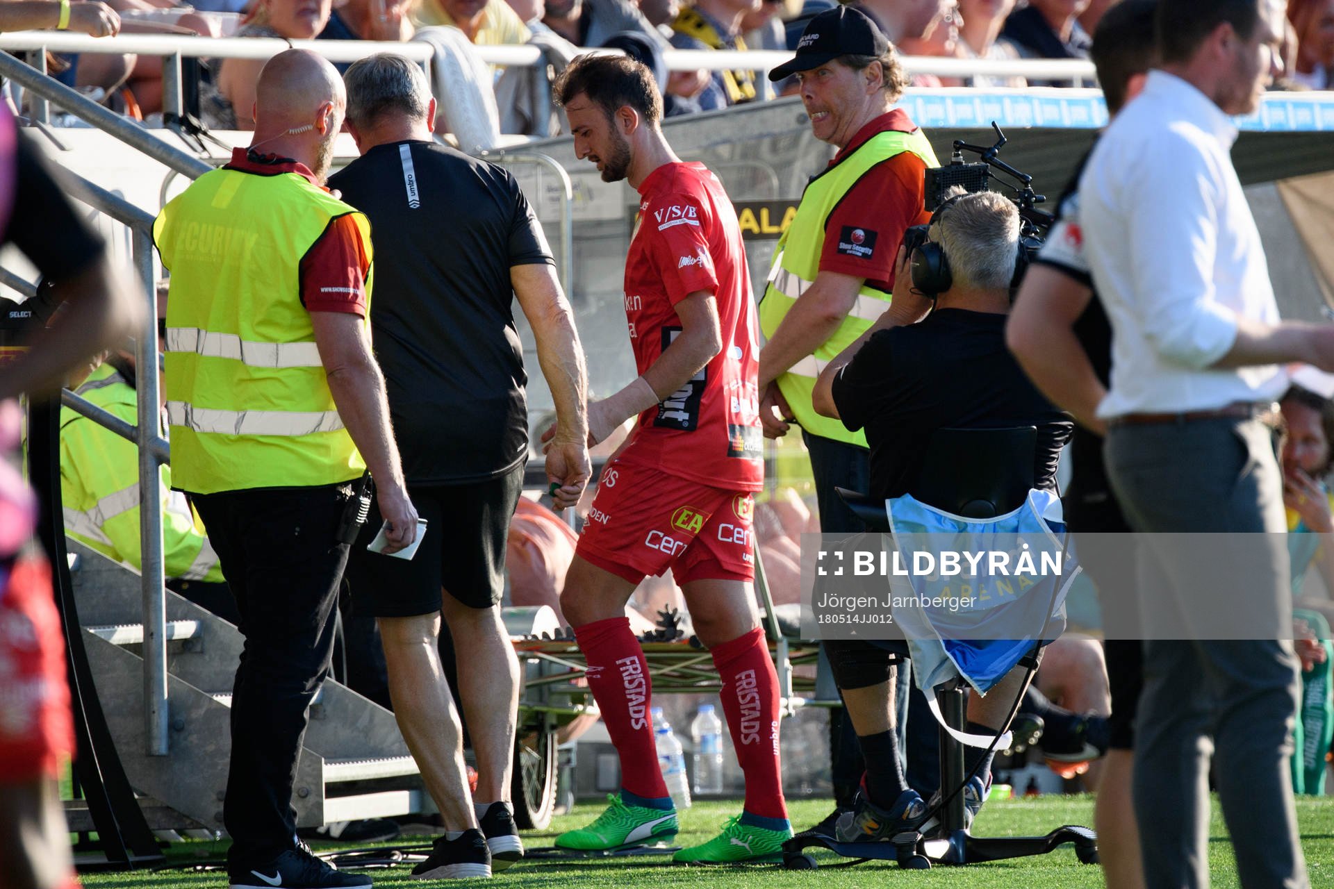 Elfsborgs Robert Gojani lämnar planen