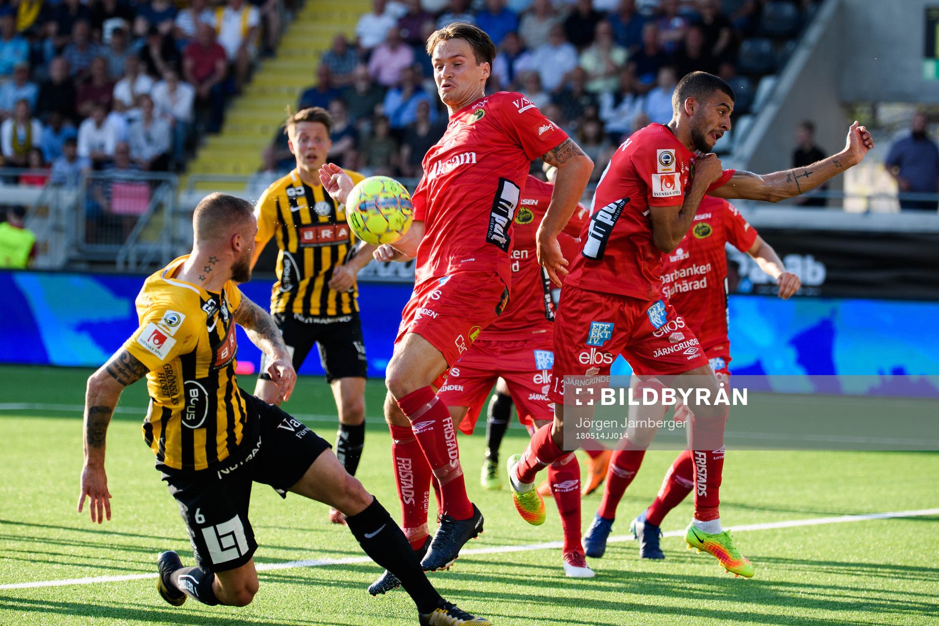 Elfsborgs Viktor Prodell och Rami Kaib täcker skott från