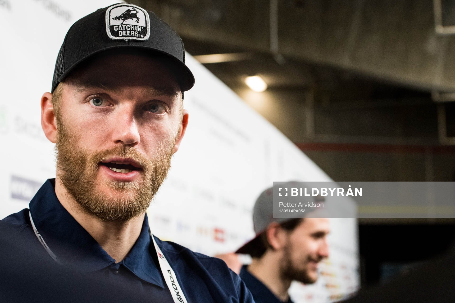Sveriges Mattias Ekholm och i bakgrunden Filip Forsberg