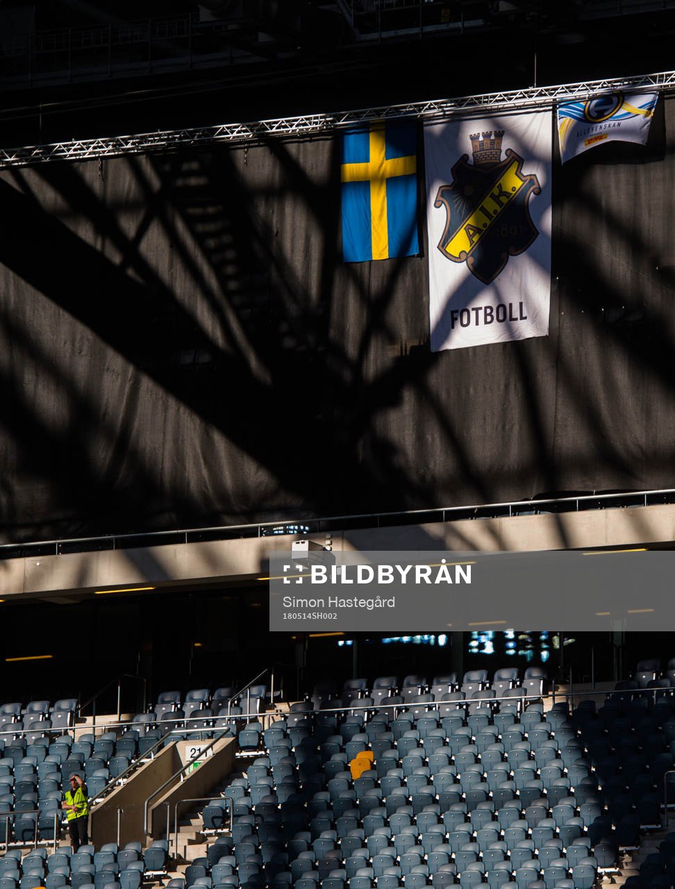 Tomma läktarplatser före fotbollsmatchen i Allsvenskan