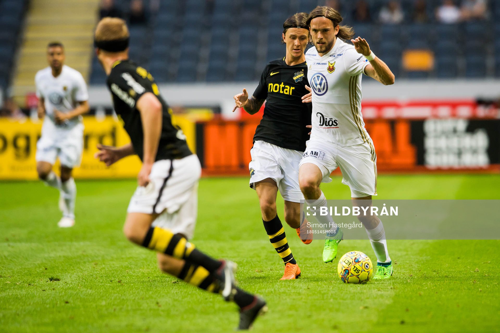 AIK:s Kristoffer Olsson och Östersunds Tom Pettersson under fotbollsmatchen i Allsvenskan mellan AIK och Östersund den 14 maj 2018 i Stockholm.
