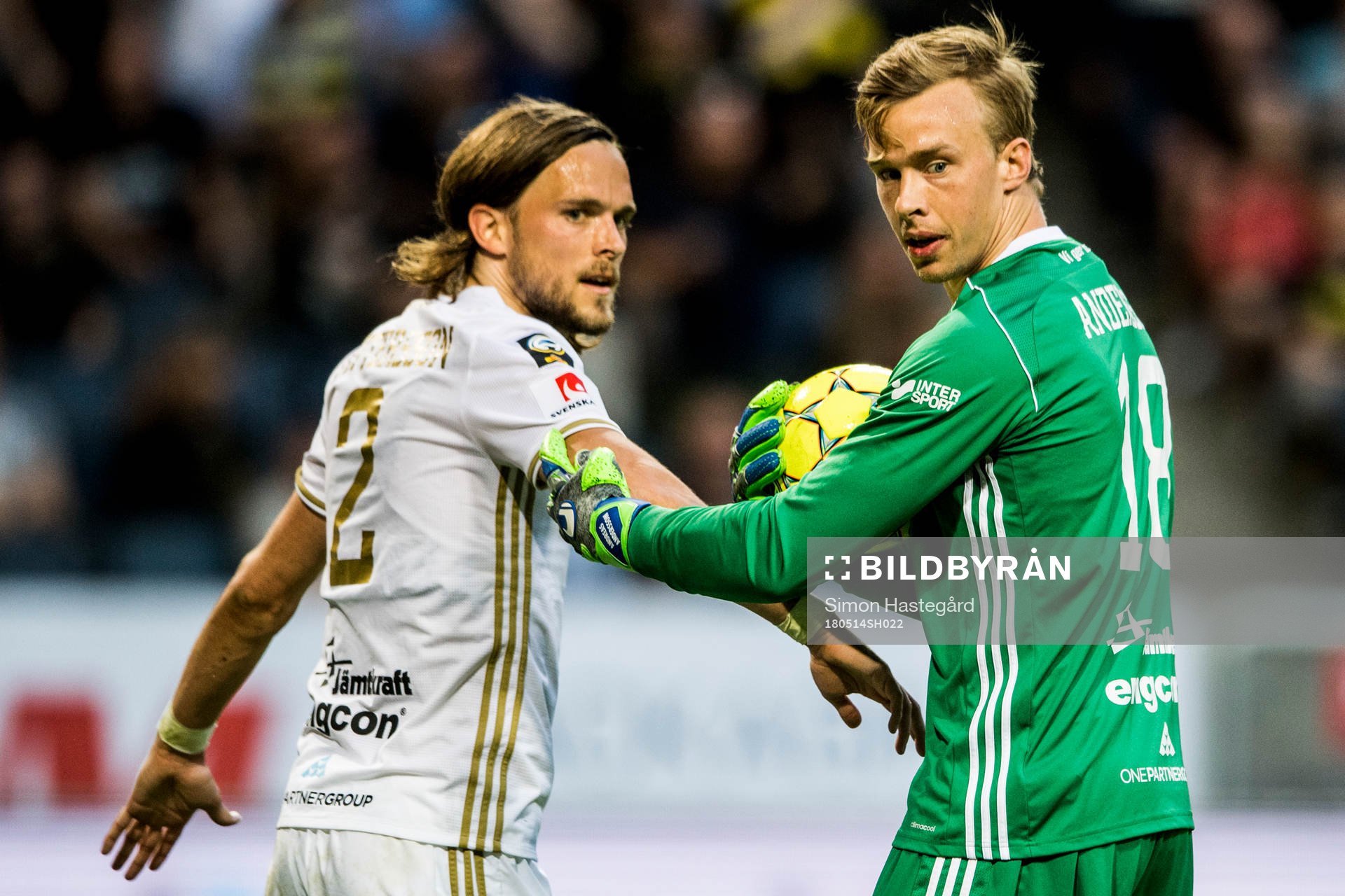 Östersunds Tom Pettersson och målvakt Andreas Andersson under fotbollsmatchen i Allsvenskan mellan AIK och Östersund den 14 maj 2018 i Stockholm.