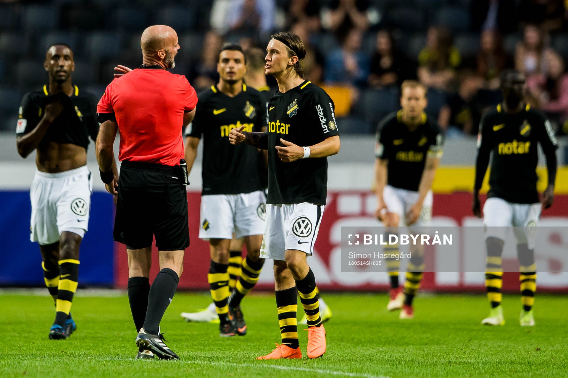 AIK:s Kristoffer Olsson i samtal med domaren efter 1-1 under fotbollsmatchen i Allsvenskan mellan AIK och Östersund den 14 maj 2018 i Stockholm.