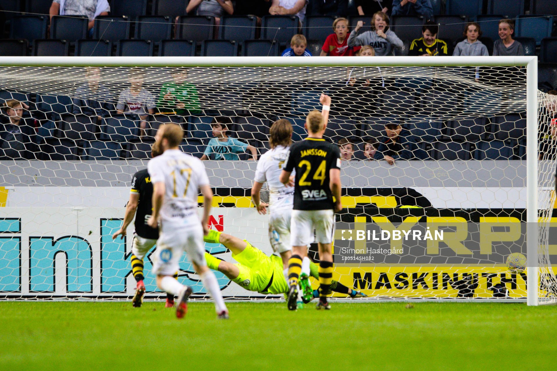Östersunds Saman Ghoddos, ej i bild, gör 1-1 under fotbollsmatchen i Allsvenskan mellan AIK och Östersund den 14 maj 2018 i Stockholm.