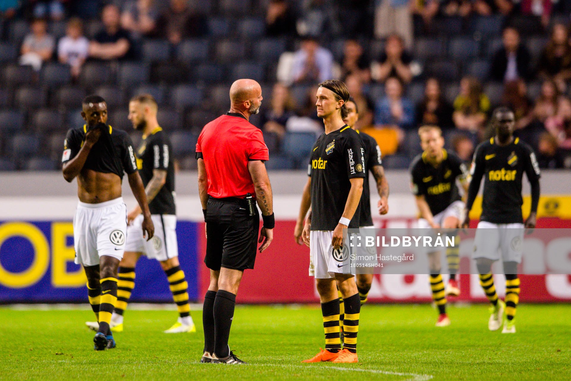 s Kristoffer Olsson i samtal med domare Stefan Johannesson