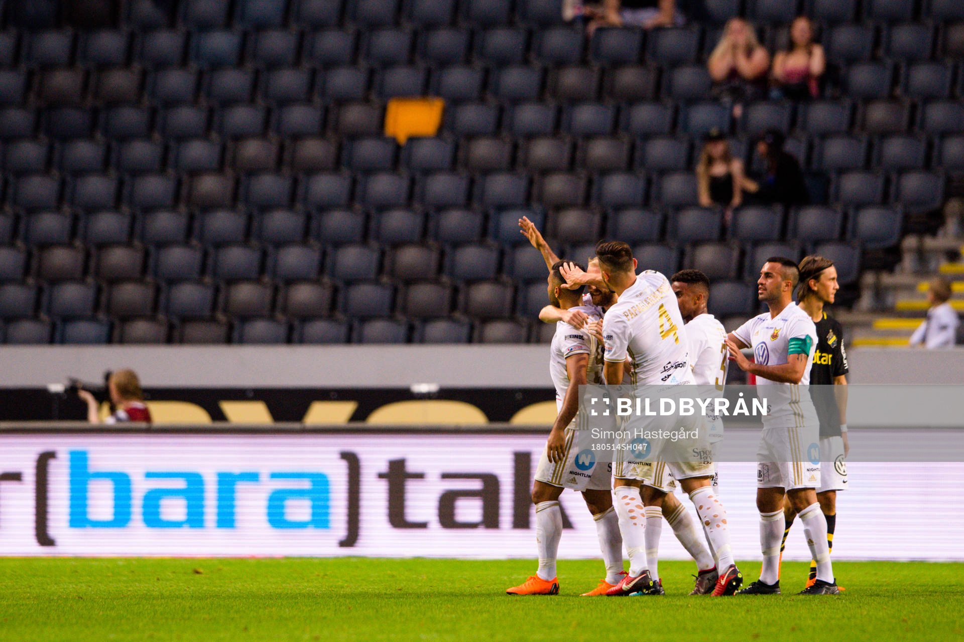 Östersunds spelare jublar efter 1-1 av Saman Ghoddos under fotbollsmatchen i Allsvenskan mellan AIK och Östersund den 14 maj 2018 i Stockholm.
