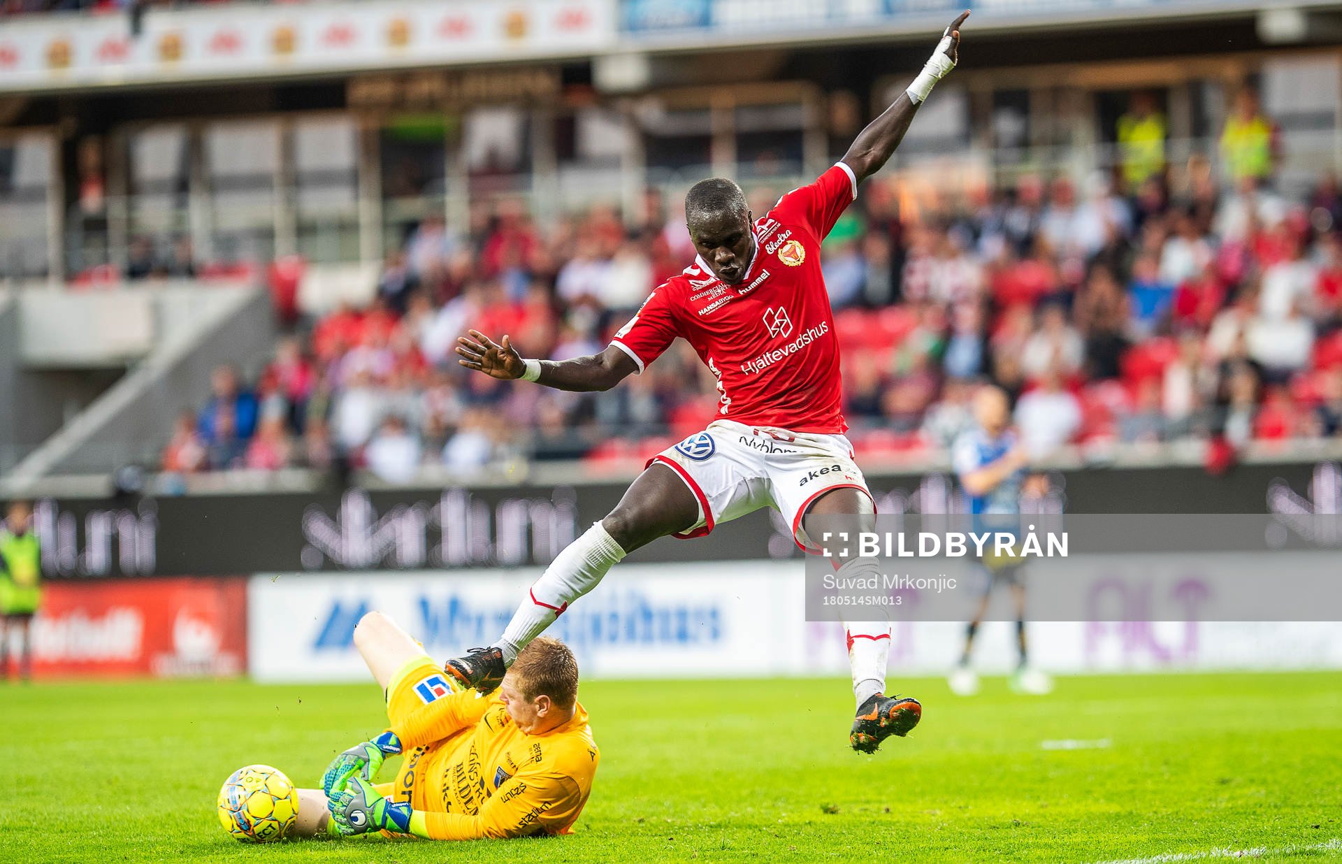 Kalmars Papa Alioune Diouf och Sirius målvakt Joakim Wullf