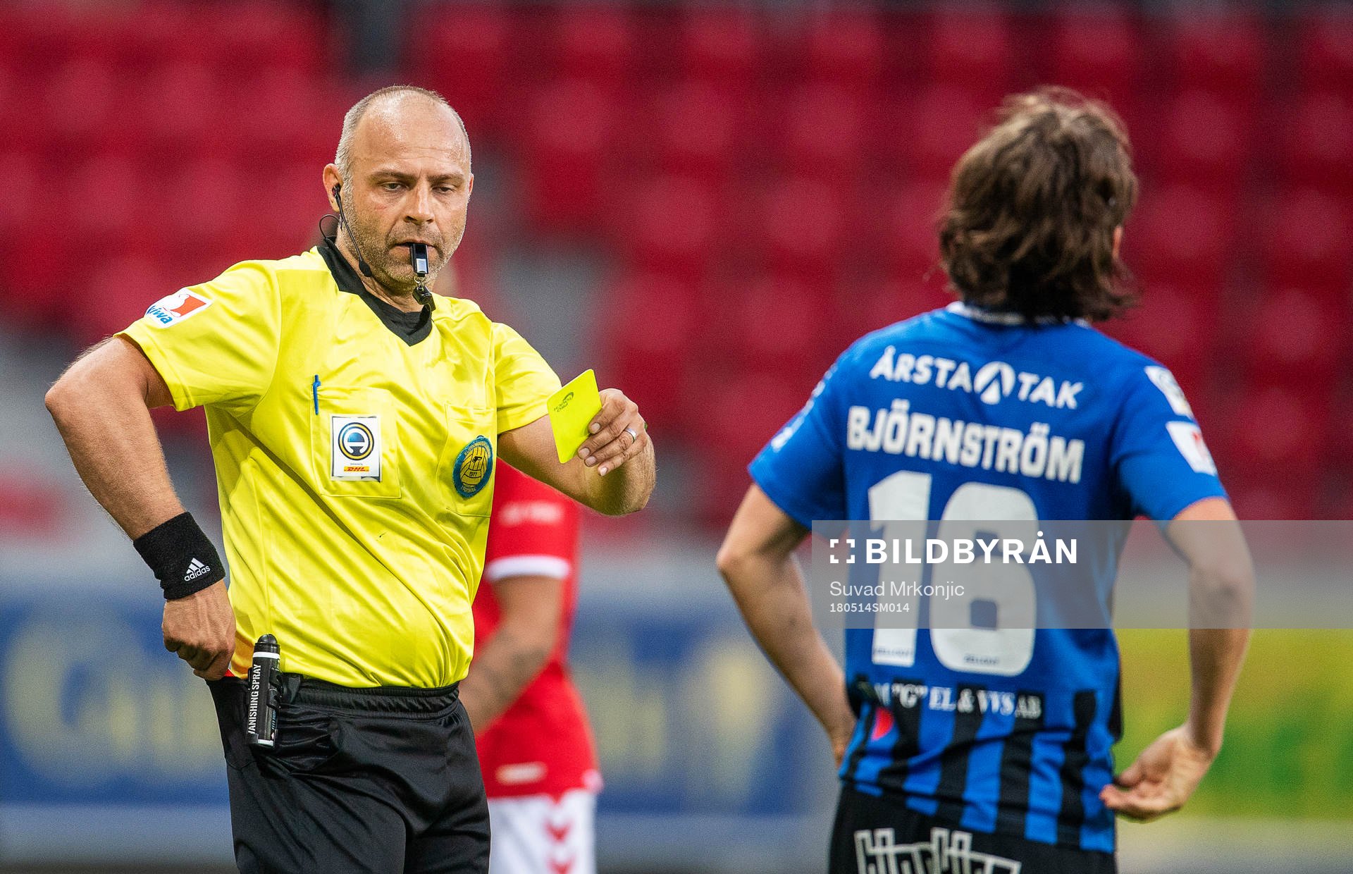 Domaren Robert Daradic ger Sirius Axel Björnström sitt