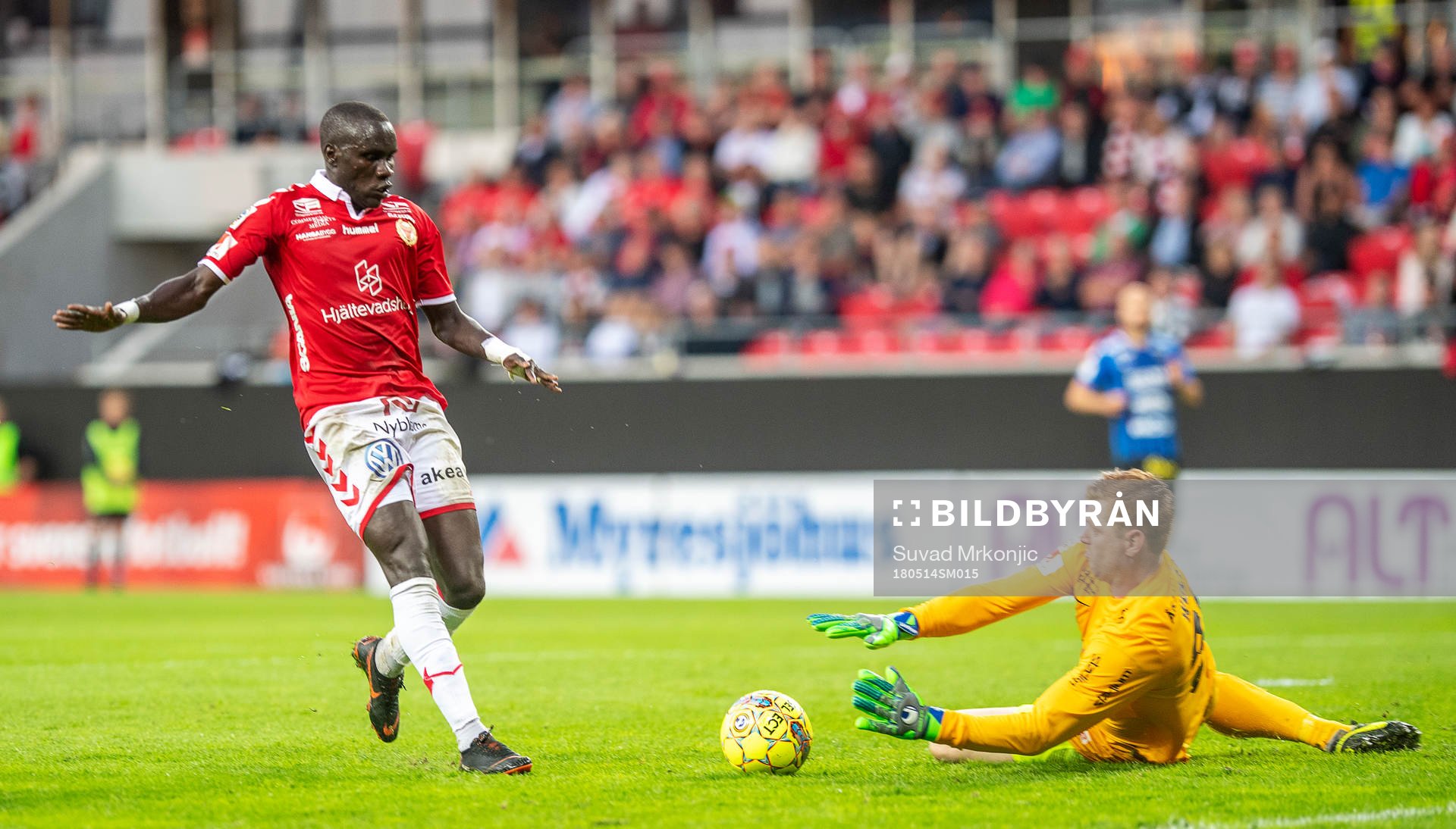 Kalmars Papa Alioune Diouf och Sirius målvakt Joakim Wullf