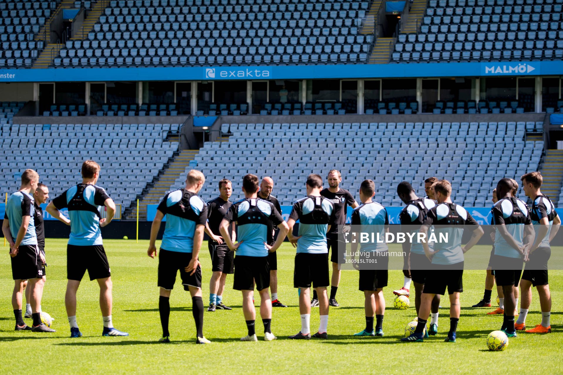 Tränare Daniel Andersson håller i en samling tillsammans med assisterande tränare Olof Persson under en en fotbollsträning med Malmö FF 15 maj 2018 i Malmö.