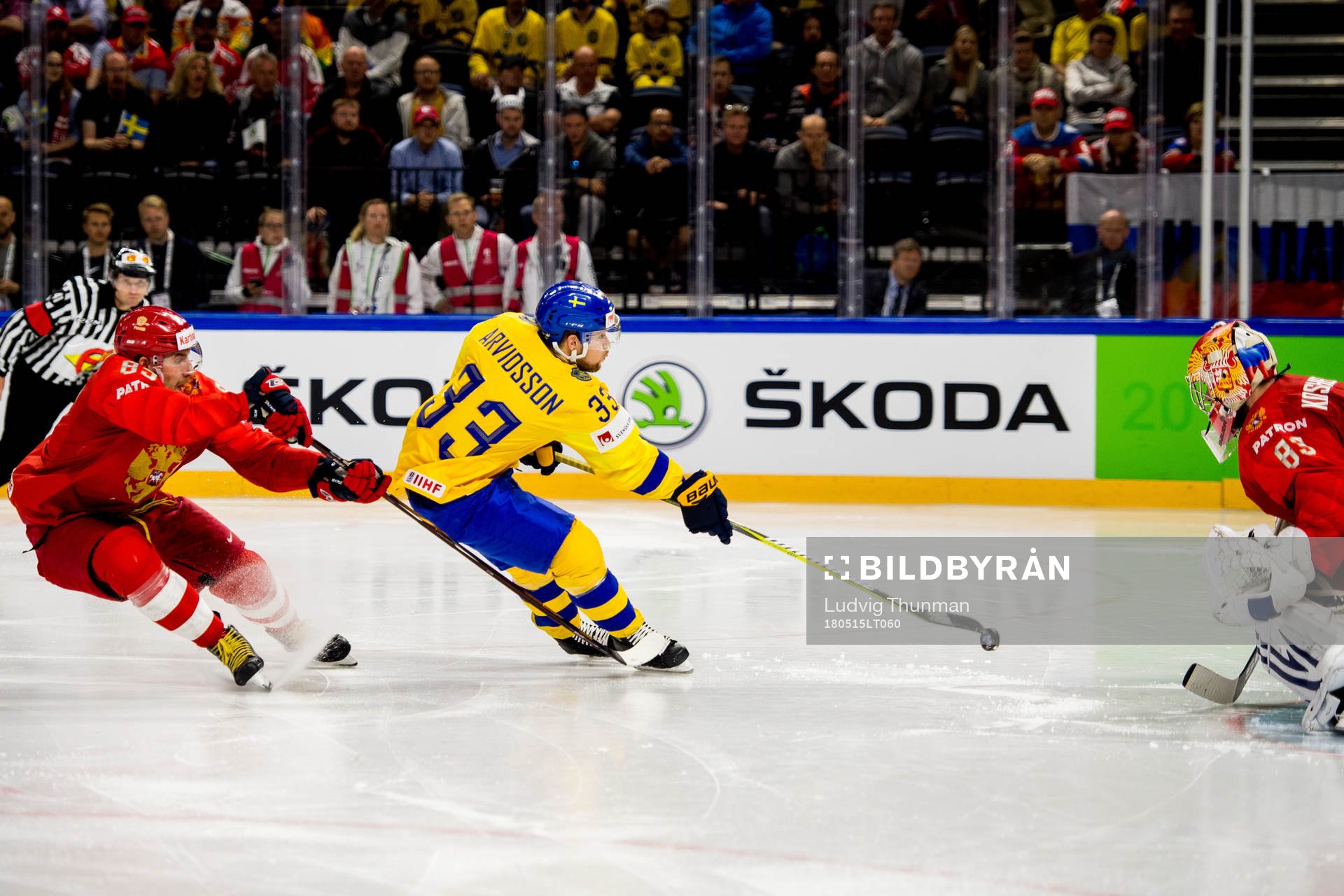 Sveriges Viktor Arvidsson kommer fri mot Rysslands målvakt